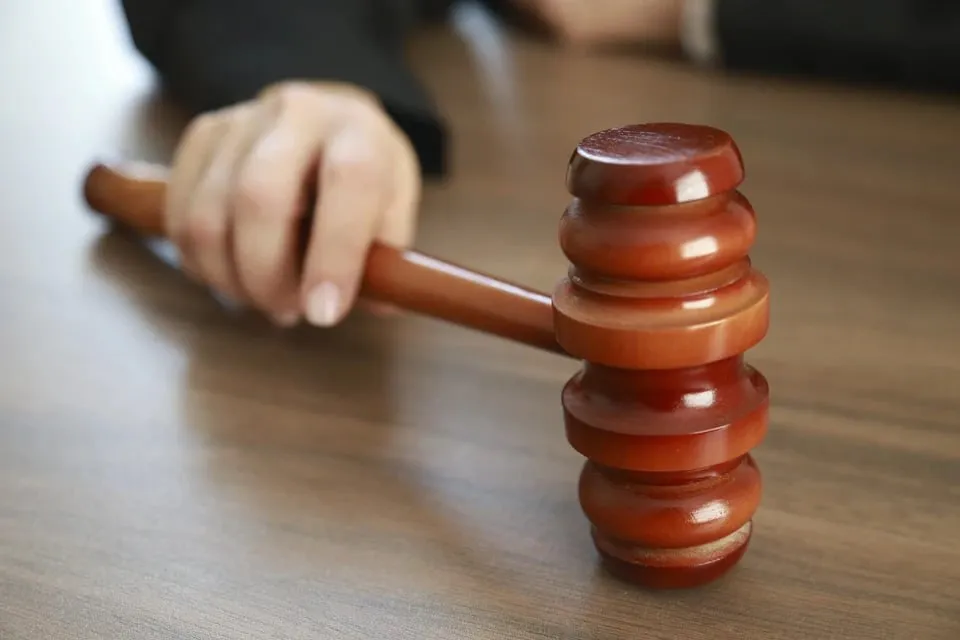Суд подтвердил сговор 12 фирм на торгах по капремонту на Южном Урале Арбитражный суд Челябинской области подтвердил правоту Антимонопольной службе в деле о нарушении конкуренции 12 фирм признали участниками сговора на 23 торгах которые устраивал Регоператор капремонта Суммарная цена всех закупок превысила 175 млн рублей Компании принимали совместное участие в торгах с 2021 по 2023 годы не конкурируя друг с другом В результате этого контракт заключался по цене приближенной к начальной пояснили в УФАС Челябинской области В части случаев победители торгов подписывали договоры субподряда со своими недавними конкурентами Участникам сговора назначили штрафы на 13 6 млн рублей Бизнесмены попытались обжаловать это решение но в судах не смогли ничего добиться   Подписаться на chelkp Мы в MAX