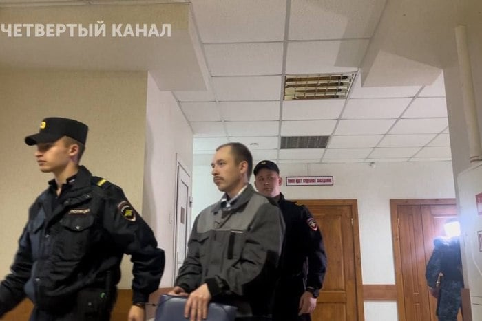 Гособвинение запросило 18 лет убийце сотрудницы полиции Эльвиры Муфазаловой Гособвинение запросило 18 лет строгого режима Артуру Русинову, обвиняемому в убийстве сотрудницы полиции Эльвиры Муфазаловой. Во вторник, 20 мая в Красноуфимском районном суде состоялись судебные прения, сообщает пресс-служба прокуратуры Свердловской области. Государственный обвинитель представил доказательства того, что у обвиняемого, жителя Красноуфимского района 1989 г. р. возник умысел на убийство своей супруги, являющейся сотрудницей полиции, на почве имевшихся личных неприязненных отношений, а также из ревности, в том числе в связи с ее переездом от обвиняемого в Нижнесергинский район. Установлено, что 29 апреля 2022 года в период с 20.13 до 21.58, обвиняемый прибыл на берег реки Бисерть в поселке Первомайский Нижнесергинского района, имея при себе заранее приобретенную саперную лопату и маскировочную маску по типу «балаклава».