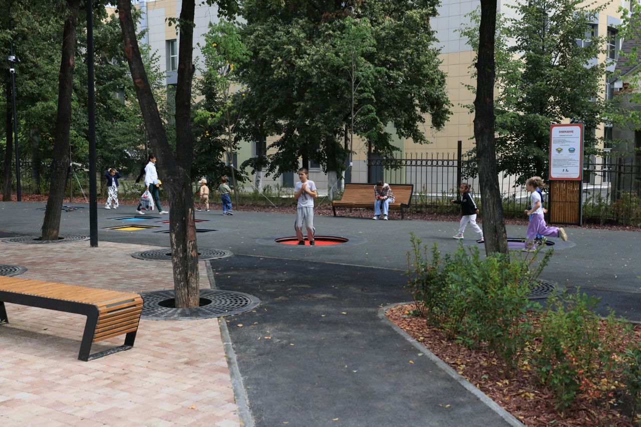 В Челябинске завершили благоустройство парка Курчатовского района  Обновление общественного пространства на пересечении улицы Молодогвардейцев и Комсомольского проспекта закончили раньше срока. В парке высадили живые изгороди, кустарники и деревья, обновили газоны. Установили перголу и скамейки. Прогулочные зоны вымостили тротуарной плиткой. На детских площадках уложили прорезиненное покрытие. Для юных горожан также сделали батуты.  Благоустройство этого парка стало первой масштабной работой по нацпроекту «Инфраструктура для жизни». За обновление места проголосовали сами местные жители.    / Прислать новость