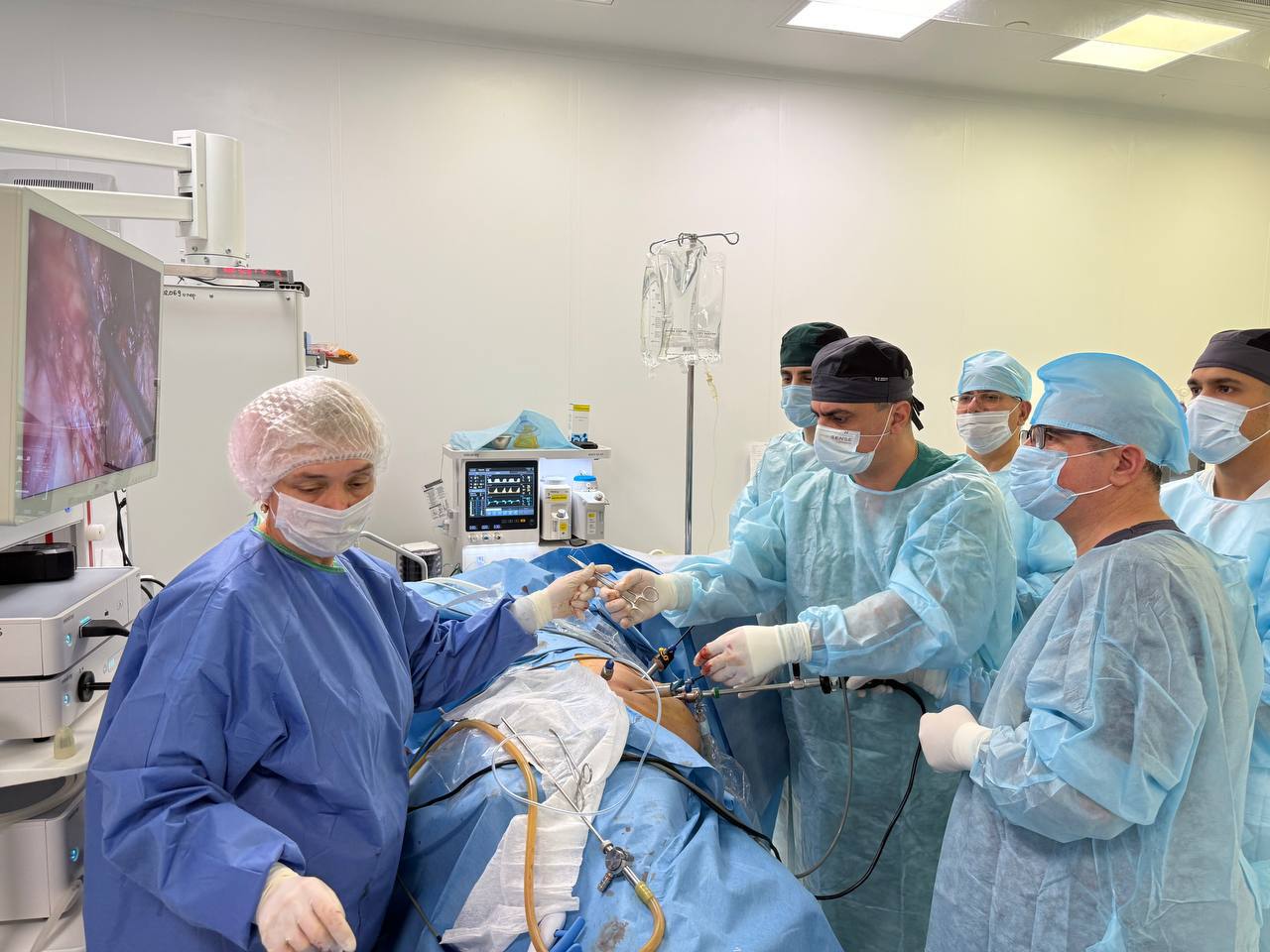 Крымские врачи впервые провели уникальную операцию на мочевом пузыре и кишечнике В РКБ им Н А Семашко прооперировали 46 летнего пациента с пузырно кишечным свищом Это состояние при котором между толстой кишкой и мочевым пузырем образуется отверстие Из за этого содержимое кишечника попадает в мочевой пузырь Операция проводилась с участием урологов хирургов и проктологов Она длилась примерно четыре часа Хирургическое вмешательство было сопряжено со значительными техническими трудностями и высоким риском интраоперационной кровопотери Тем не менее благодаря высокому профессионализму и четкому взаимодействию команды хирургов операция прошла успешно и без осложнений отметили в Минздраве Крыма Пациент сейчас восстанавливается в больнице Вскоре он будет выписан Фото Минздрав Крыма Tg Подписывайся на truekpcrimea