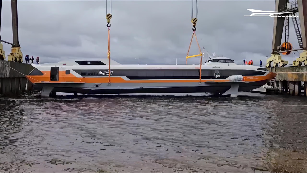 В Чкаловске спустили на воду первый СПК «Метеор 120Р» проекта 03580 Первое СПК «Метеор 120Р» проекта 03580 — «Метеор 120Р-7» для Ростовской области торжественно спустили на воду 29 апреля на производственной площадке ЦКБ по СПК им. Р.Е. Алексеева в Чкаловске. Судно построено по заказу ГТЛК для судоходной пассажирской компании «ДОН». Об этом сообщает Телеграм-канал завода-строителя. Крестной матерью судна стала Елена Задонская, главный бухгалтер АО «СПК «Дон». Первые скоростные суда на подводных крыльях прибыли в Ростов-на-Дону в далеком 1960, это была культовая «Ракета». Позднее ее заменили более современные «Восходы». К середине 80-х годов донской флот на подводных крыльях насчитывал 36 теплоходов. И вот, спустя несколько десятков лет, скоростной флот на Дону переживает второе рождение. По реке уже ходят два СПК «Валдай 45Р», а теперь к ним присоединится и «Метеор 120Р», который выйдет на маршрут Ростов-на-Дону – Таганрог – станицы Романовская и Старочеркасская. Напомним, «Метеоры» уже ходят по водным маршрутам в Нижнем Новгороде, Казани, Чебоксарах, Ханты-Мансийском автономном округе, соединяя крупные города России. Подписаться на «Медиапалубу»