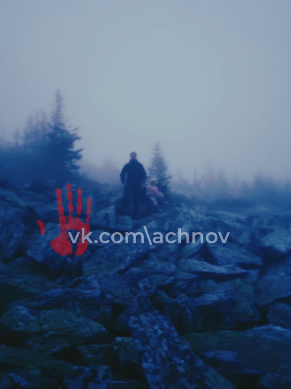 Мужчина и три девочки застряли на хребте Уреньга Людей нашли в курумнике скоплении камней . Сегодня в ПСС по Челябинской области рассказали, как помогли туристам из Свердловской области. 37-летний мужчина и девочки в возрасте 10, 11 и 13 лет, видимо, приехали на Южный Урал побродить по горам. Забраться - забрались, а вот спуститься сами уже не смогли. Все случилось 10 мая. Звонок златоустовским спасателям поступил около семи часов вечера. Людей нашли среди каменных глыб. Им помогли аккуратно, без падений и травм, спуститься с хребта до места, где был припаркован их автомобиль. Дальше туристы смогли продолжить путь уже самостоятельно. А вас носило когда-нибудь вечером с детьми в горы, с которых вы потом не смогли спуститься? Ставь лайк спасателям за их работу и подписывайся на Агентство чрезвычайных новостей Челябинск