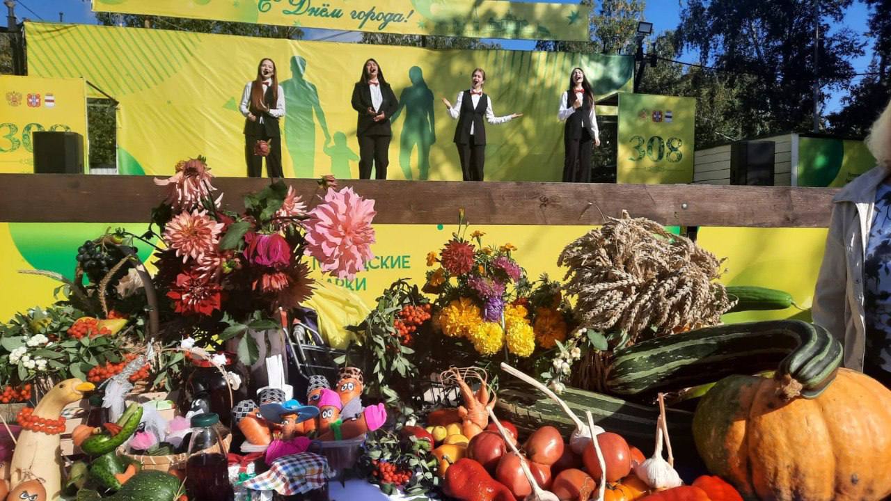 Омский городской Совет и администрация города Омска приглашают омичей на конкурс выставку Дары осени Мероприятие позволит садоводам любителям творчески представить осенний урожай А посетители смогут посмотреть уникальную выставку послушать музыкальные номера и поучаствовать в конкурсах Участники КТОСов всех округов соревнуются в нескольких номинациях Осенний букет флористика композиция из овощей и фруктов все для друзей напиток из дачных ягод и фруктов а также вкусные варенья и соленья Начало мероприятия 4 сентября в 17 00 в парке культуры и отдыха им 30 летия ВЛКСМ