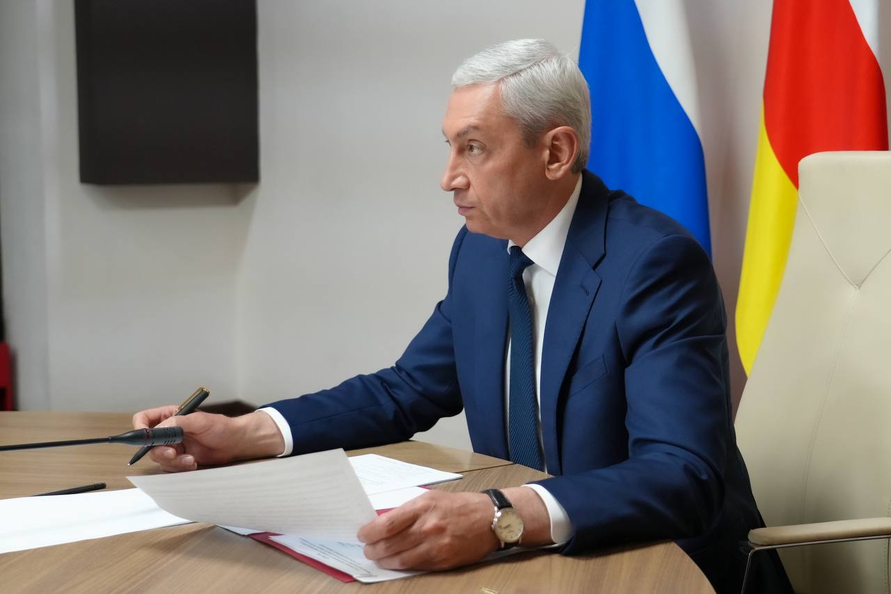Мероприятия по развитию физической культуры и спорта в Северной Осетии рассмотрели на совещании, которое провёл Председатель Правительства РСО – Алания Борис Джанаев. В работе приняли участие заместитель Председателя Правительства республики Альбина Плаева, министр физической культуры и спорта Сослан Фраев, руководители профильных направлений. В 2025 году в рамках госпрограмм и нацпроектов в регионе предусмотрено финансирование сферы физкультуры и спорта, составляющее почти 280 млн рублей. Еще более 330 млн рублей будут привлечены через внебюджетные средства по системе государственно-частного партнерства. В республике запланировано строительство и капитальный ремонт ряда объектов. Так, предусмотрено финансирование строительства физкультурно-оздоровительного комплекса «Клеверспорт» во Владикавказе, а также спорткомплекса для занятий теннисом «Матч-Пойнт». В селениях Притеречное и Раздзог появятся площадки для сдачи норм ГТО, а в поселке Заводской – «умная» спортивная площадка и модульный зал. Кроме того, предусмотрено финансирование на оснащение спортивных школ современным инвентарем. Подробнее читайте на нашем сайте. #alaniagov #севернаяосетия #алания #правительстворсоа