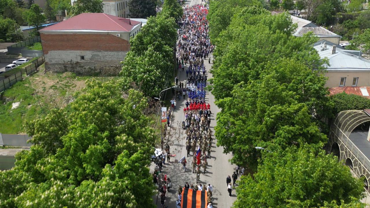 80-метровую Георгиевскую ленту пронесли в Железноводске во время шествия «Бессмертного полка» В начале мая её развернули на горе Бештау. В шествии участвовали студенты, сотрудники госучреждений здравоохранения и санаторно-курортных комплексов, казаки, бойцы специальной военной операции и руководство Железноводска. Stavropol.Media Прислать новость