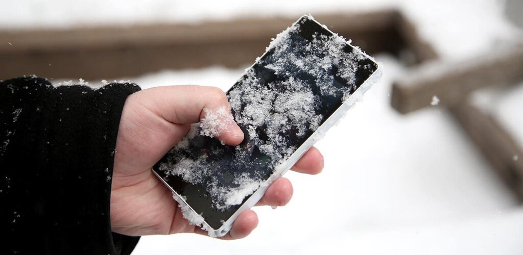 Охладить абонентов В ближайшем будущем для российских сим карт введут период охлаждения владелец лишится мобильного интернета и СМС на 24 часа если только вернулся из международного роуминга или сама карта была неактивна более 72 часов сообщили источники Коммерсанта на телеком рынке Чтобы снизить недовольство абонентов рассматривается возможность сократить время охлаждения На телефон будет приходить СМС с ссылкой по которой абоненту нужно будет перейти и ввести так называемую капчу после чего мобильный интернет и возможность получать отправлять СМС заработают Мера вводится для борьбы с симками которые используются при атаках беспилотников считают эксперты