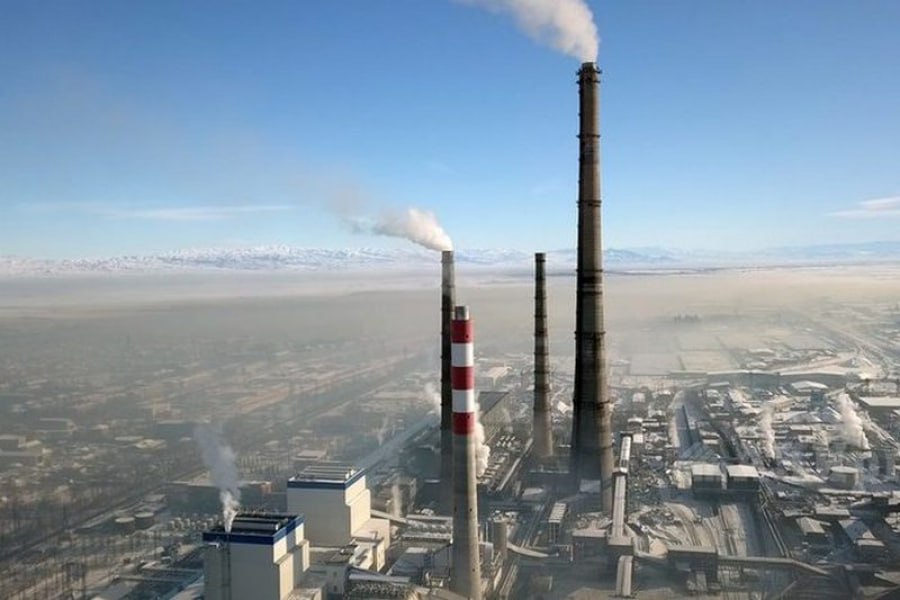 У мэрии Бишкека нет планов по переводу ТЭЦ на газ Так он ответил депутату Бакыту Тентишеву на заседании комитета ЖК который отметил что в народе гуляет информация о том что ТЭЦ переведут на газ и соответственно взлетит стоимость отопления Нардеп также поинтересовался насколько ТЭЦ влияет на загрязнение воздуха в Бишкеке Градоначальник отметил что ТЭЦ также является источником загрязнения воздуха помимо других факторов Мы не планируем переводить этот объект на газ так как плата за отопление реально взлетит Говоря о борьбе со смогом то предпринимаются усилия для его снижения В частности на новых энергоблоках ТЭЦ кроме электрофильтров установлены сероочистные фильтры И если раньше нам приходилось платить более 30 миллионов сомов за очистку от серы то теперь наоборот мы ее стали продавать по 2 9 тысячи за 1 тонну При этом инвесторы установили оборудование на 1 5 миллиона чтобы из трубы прямо золу можно было забирать Это помогает уменьшить выбросы в атмосферу отметил Айбек Джунушалиев Он добавил что у ТЭЦ сегодня имеется 150 тысяч абонентов 24KG Новости Кыргызстана