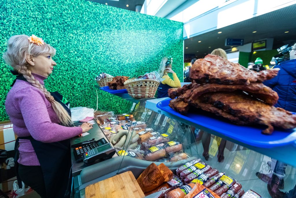 Магазинам Челябинской области не хватает продавцов   gubernia74 ru articles society 1136929 На одну вакансию в сфере Розничная торговля в октябре этого года претендовало всего 2 8 кандидата Также в число дефицитных попали строители и врачи В отрасли Строительство и недвижимость по итогам прошлого месяца насчитывалось всего 3 5 резюме а в сфере Медицина и фармацевтика на одну вакансию претендовали лишь 3 6 кандидата   t me chgub