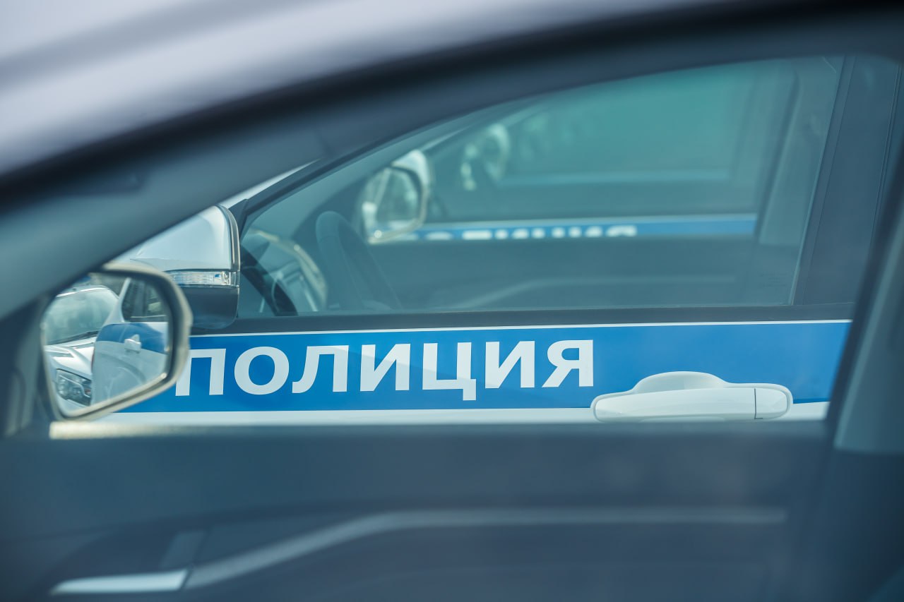 В Казани поймали похитителя ящика с пожертвованиями из храма, второго ищут Полицейские задержали мужчину, похитившего ящик с пожертвованиями из собора на улице Баумана «В отдел полиции „Япеева” Управления МВД России по Казани поступило заявление о краже. Инцидент произошел, когда двое неизвестных проникли в помещение и похитили денежные средства», – рассказали "Татар-информу" в пресс-службе МВД по РТ. Сотрудники правопорядка по горячим следам задержали 50-летнего мужчину и доставили в отдел полиции. Поиски второго преступника продолжаются. Подпишитесь: