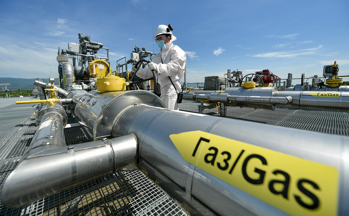 Потери ЕС от сокращения поставок газа из России превысили €1 трлн. Об этом сообщил глава РФПИ, спецпредставитель президента по инвестиционно-экономическому сотрудничеству Кирилл Дмитриев. Он напомнил, что потери США от санкций превышают $300 млрд. И очень знаково, что президент Трамп об этом сказал пару дней назад, это первое признание со стороны США, что санкции наносят вред американскому бизнесу. Это знаковое событие, мы продолжим делать такие оценки, — добавил Дмитриев. ЕС за четыре месяца 2025 года приобрел у России газа примерно на €5,4 млрд, что на 17% больше, чем за аналогичный период 2024 года. Закупки СПГ из РФ за этот период составили €3,3 млрд против €2,5 млрд годом ранее.
