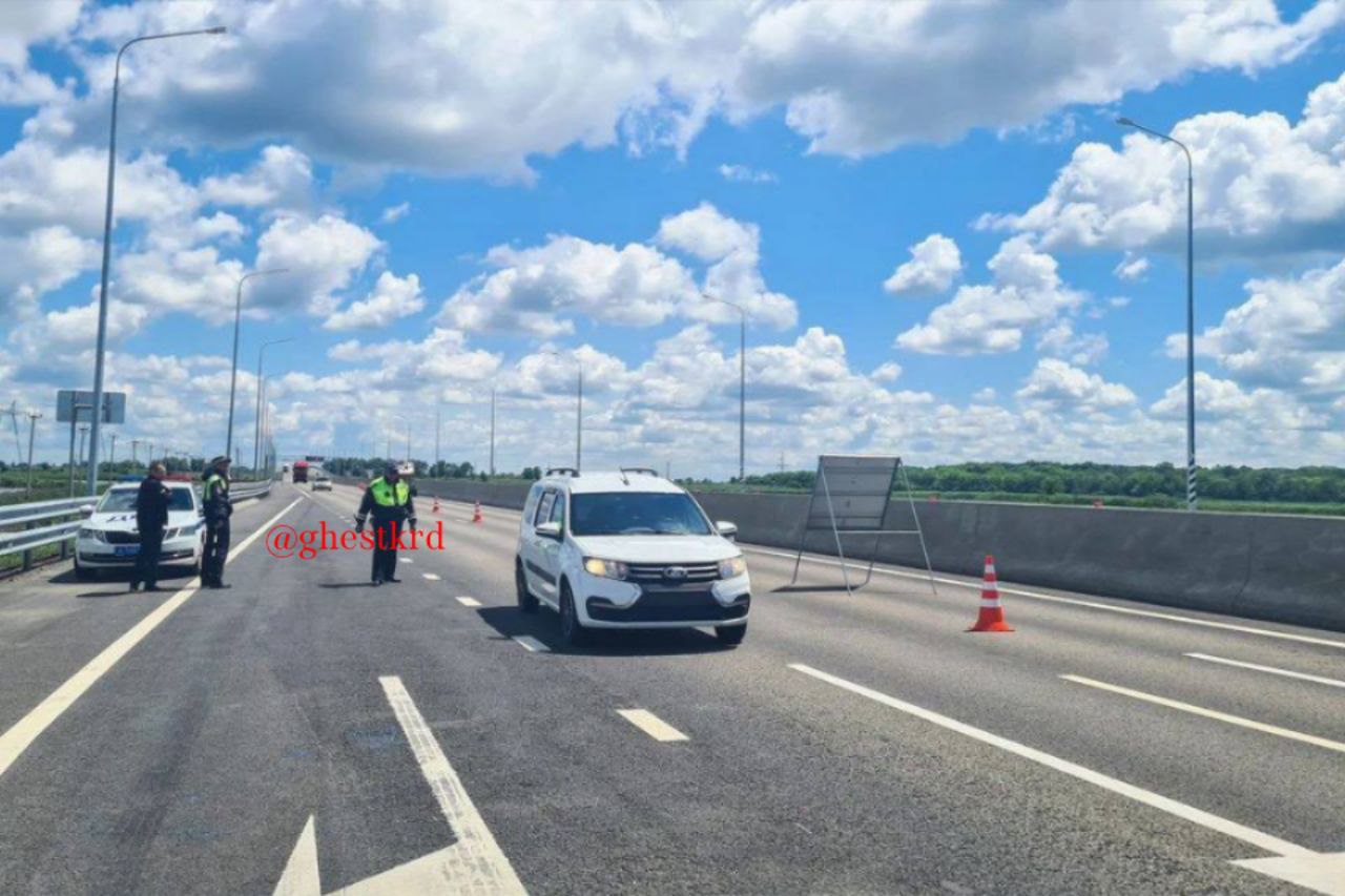 Первый рейд по скрытию автомобильных номеров на платной трассе А-289 выявил пять нарушителей В результате мероприятия было составлено пять административных материалов за езду с нечитаемыми или скрытыми государственными регистрационными знаками. Все акты будут направлены в суд. Водителям напомнили: если раньше в случае сокрытия или намеренного видоизменения номера водителю грозил штраф 5000 рублей или лишение водительских прав на срок от 1 до 3 месяцев, то теперь при повторном нарушении сроки лишения составляют от 1 года до 1,5 лет, а вариант получить штраф исключен. Подпишись и поделись! Поддержать канал голосом!