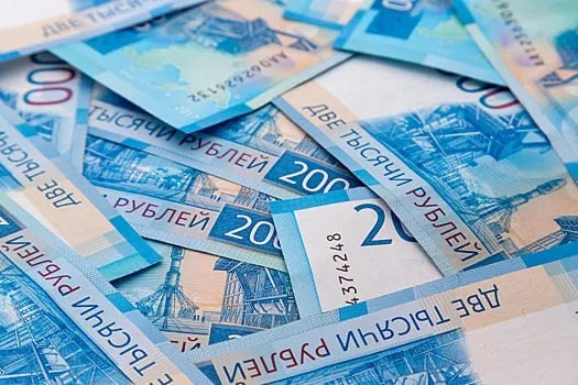 В текущем году Минфин потратит «в чистом виде» 447 млрд рублей из Фонда национального благосостояния на покрытие дефицита бюджета, заявил руководитель ведомства Антон Силуанов. Между тем, уже по итогам первого квартала объем ликвидной части ФНБ снизился до отметки примерно в 3 трлн рублей. Эта цифра выглядит критически низкой и ставит вопрос о рисках скорого и полного исчерпания главной «кубышки» государства. Ликвидная часть ФНБ — это номинированные в рублях, юанях и золоте средства, которые хранятся на счетах Центробанка. То есть, речь идет о свободных средствах Минфина, не размещенных в каких-либо финансовых активах акциях или облигациях и доступных государству для трат в любой момент. За один только декабрь 2024 года ликвидная часть фонда сократилась на 34% с 5,8 трлн до 3,8 трлн рублей , в январе — на 58 млрд рублей, в феврале — еще на 357 млрд рублей.