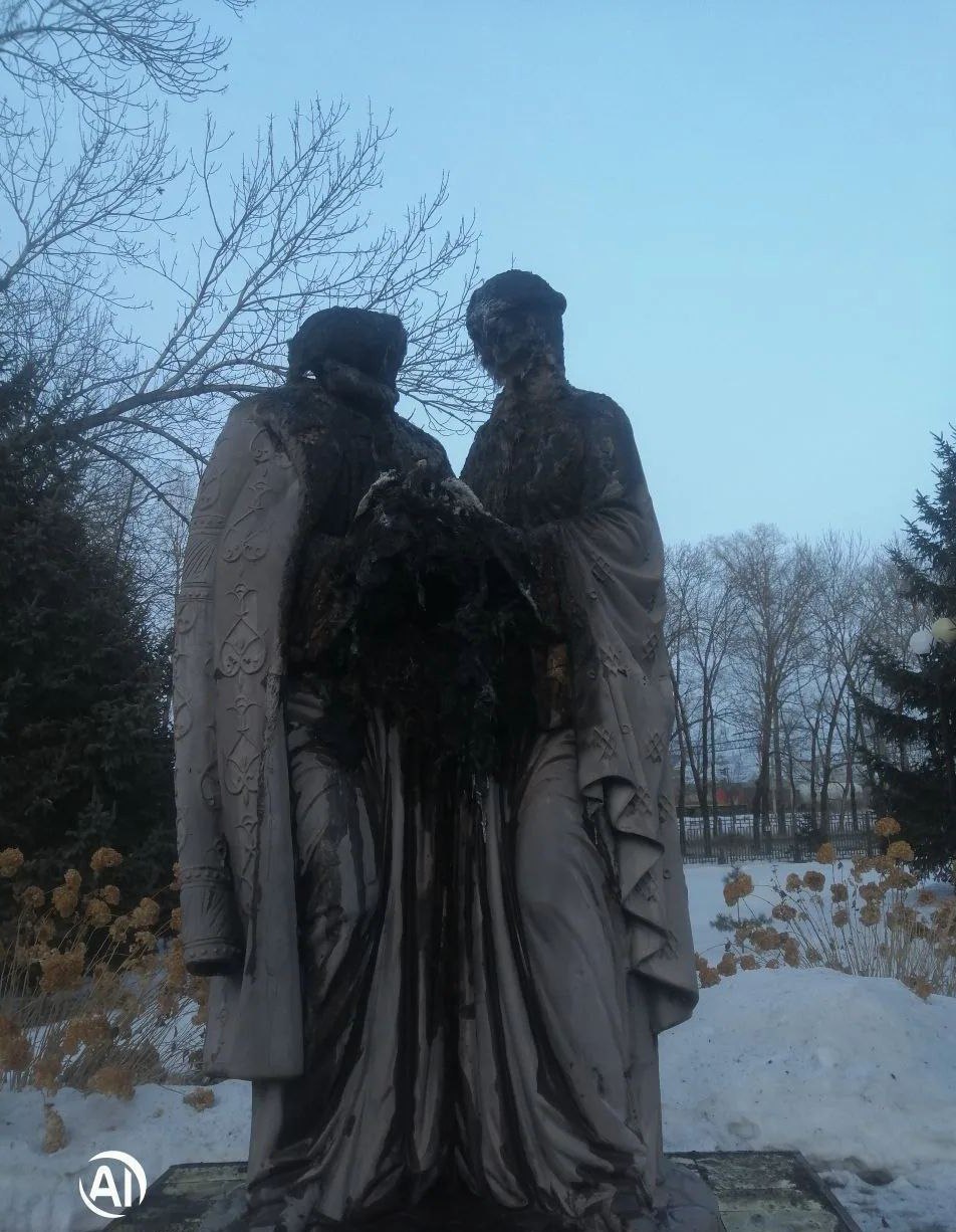 Сегодня в Биробиджане совершен поджог памятника Святым Петру и Февронии Муромским который находится на территории нашего кафедрального собора Благовещения Пресвятой Богородицы Службой управления МЧС России по ЕАО возгорание ликвидировано но памятник был сильно поврежден Поиском того кто причастен к этому злодеянию сейчас занимаются правоохранительные органы Уверена тот кто это сделал будет найден Для чего и по чьему заказу тоже И кто бы что ни придумал и кто бы что ни пытался сделать у них этого не получится Они зарятся на наши символы но наши символы вечны Они хранятся в нашем сердце в нашей душе воспитанные в нас нашими отцами и дедами Это и есть та самая историческая память которая передается из поколения в поколение которую мы передадим нашим детям и внукам Нашу соборность нашу приверженность семье им не отнять Мы восстановим памятник Святым Петру и Февронии на том же месте Как символ любви семьи и верности Верности своей семье нашим близким людям нашей малой Родине и нашей великой стране Регистрируйтесь в Max и подписывайтесь на мой канал