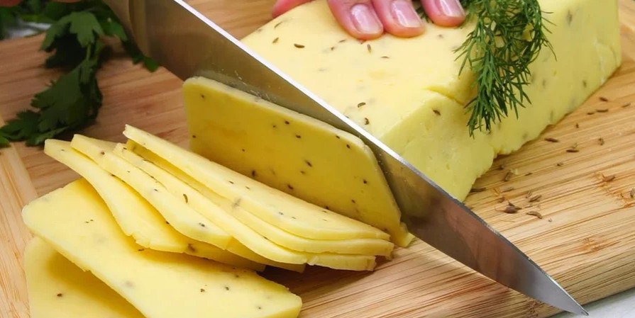 Скрытая защита от деменции назван молочный продукт снижающий риск развития заболевания Лекарства от деменции не существует однако ученые то и дело расширяют список факторов влияющих на риск развития заболевания в будущем Теперь в новом исследовании ученые обнаружили связь между деменцией и употреблением сыра Несмотря на то что ученым так и не удалось изобрести лекарства от деменции с каждым годом нам удается узнать все больше о факторах повышающих риск развития заболевания Среди них физические упражнения питание употребление алкоголя круг общения и даже то как мы слушаем музыку Теперь ученые добавили к списку еще один фактор употребление сыра Подробнее читайте в нашей рубрике Фокус Наука