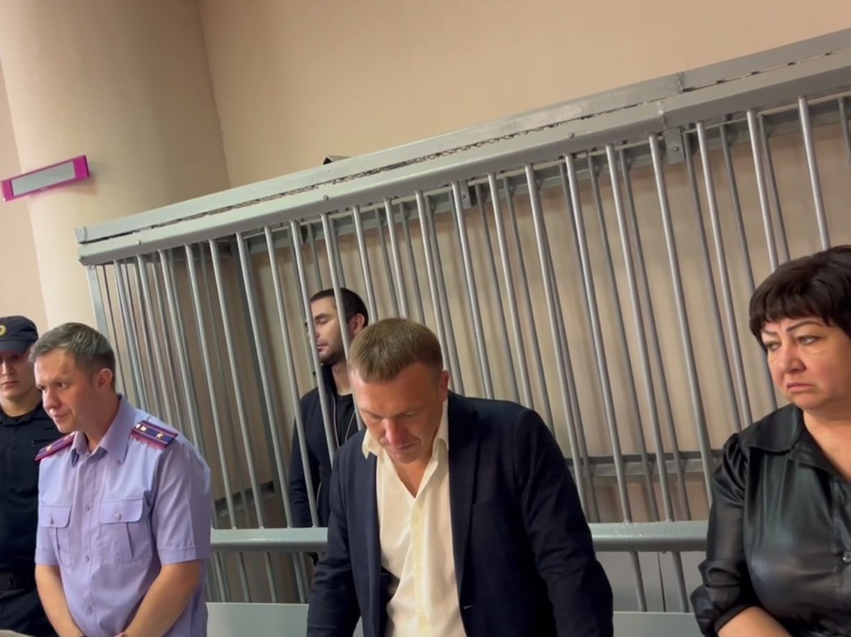 Оренбург Медиа   Братья Макаровы останутся под арестом до 3 декабря Ленинский районный суд Оренбурга рассмотрел ходатайство о продлении меры пресечения предпринимателям Егору и Макару Макаровым Напомним заседание по избранию меры пресечения состоялось пятого июня Братья Егор и Макар Макаровы были задержаны днем ранее Егор и Макар Макаровы обвиняются по ч 3 ст 30 п п ж и ч 2 ст 105 УК РФ покушение на убийство совершенное группой лиц по предварительному сговору из хулиганских побуждений Следствие просило продлить арест братьев Макаровых на месяц и три дня чтобы продолжить расследование допросить еще ряд свидетелей и получить результаты экспертиз По мнению следственных органов Макаровы могут скрыться за границей несмотря на то что сдали загранпаспорта Третий брат Захар подробнее на канале Оренбург Медиа