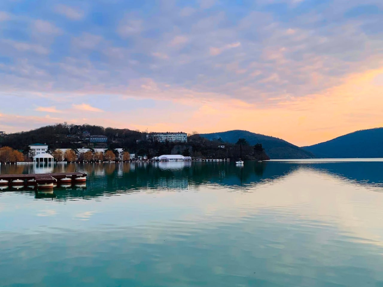 Туристический поезд отправится из Краснодара в Абрау Дюрсо В программу тура входят   проезд на пригородном поезде по маршруту Краснодар Новороссийск Краснодар   организованный трансфер Новороссийск Абрау Дюрсо Новороссийск   экскурсия по Русскому винному дому Абрау Дюрсо с посещением исторических тоннелей где созревает легендарное игристое вино   для детей разработана специальная экскурсионная программа Первый тур состоится 27 декабря Кубанские Новости Мы в MAX