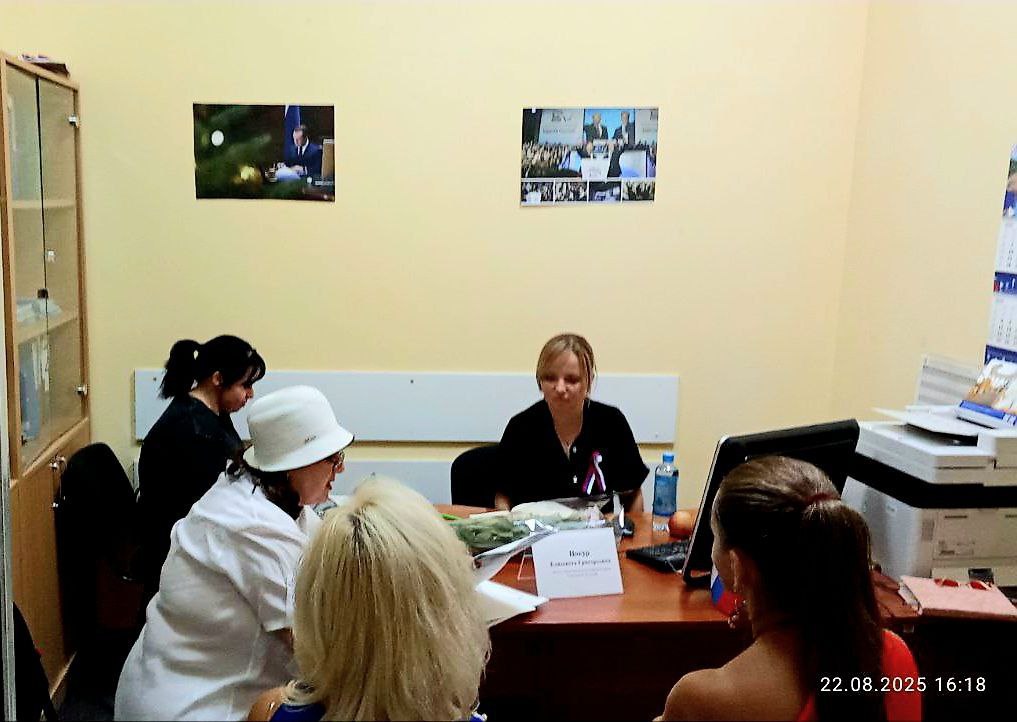 Депутат Законодательного собрания Елизавета Цокур провела прием граждан в региональной общественной приемной Председателя партии Единая Россия Дмитрия Медведева Заявители обращались с вопросами связанными с арендой земельного участка распространением региональных льгот для пенсионеров на междугородние автобусные рейсы Председатель совета многоквартирного дома 45 на проспекте Генерала Острякова сообщила что во дворе установили аппарат для розлива воды без согласования с жильцами Кроме того жители дома хотят чтобы в ближайшем сквере появились камеры видеонаблюдения искусственные неровности и освещение Все заявители получили подробные разъяснения Парламентарий взяла вопросы в работу По материалам sevzakon ru ЕР92 ЕРСевастополь