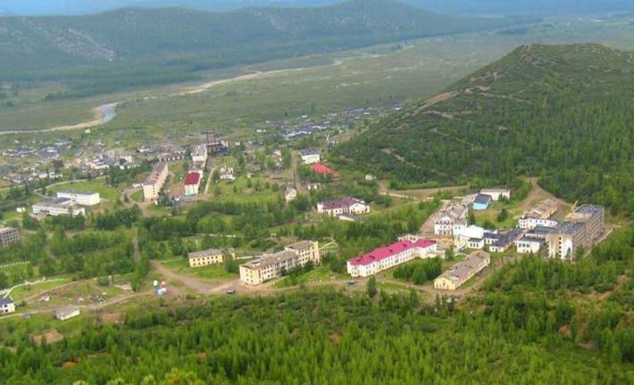В посёлке Талая положат асфальт на 180 миллионов рублей. Ремонт затеяли после вояжа чиновников правительства Носова на закрытый для жителей курорт "Талая" Пока в колымской столице автомобилисты ищут проезжабельные дороги, посёлок на 200 человек готовят к масштабному асфальтированию. В прошлом году там обновили покрытие на 100 миллионов рублей, теперь ещё на 180 миллионов. Вместе с тем осваивают 2 миллиарда рублей на небольшой ЛЭП к поселку. Возводят школу, смета которой недавно подорожала в полтора раза и стремительно приближается к миллиарду рублей. Прямо не посёлок, а золотая жила. Негласным хозяином Талой называется депутат областной думы от Хасынского района Басанский. 6 лет назад ему передали на день рождения региональный курорт "Талая", с тех пор здравница работает только для избранных, запуская местный и приезжий бомонд. Как говорят у них во Франции, дальше Магадана все равно не сошлют.