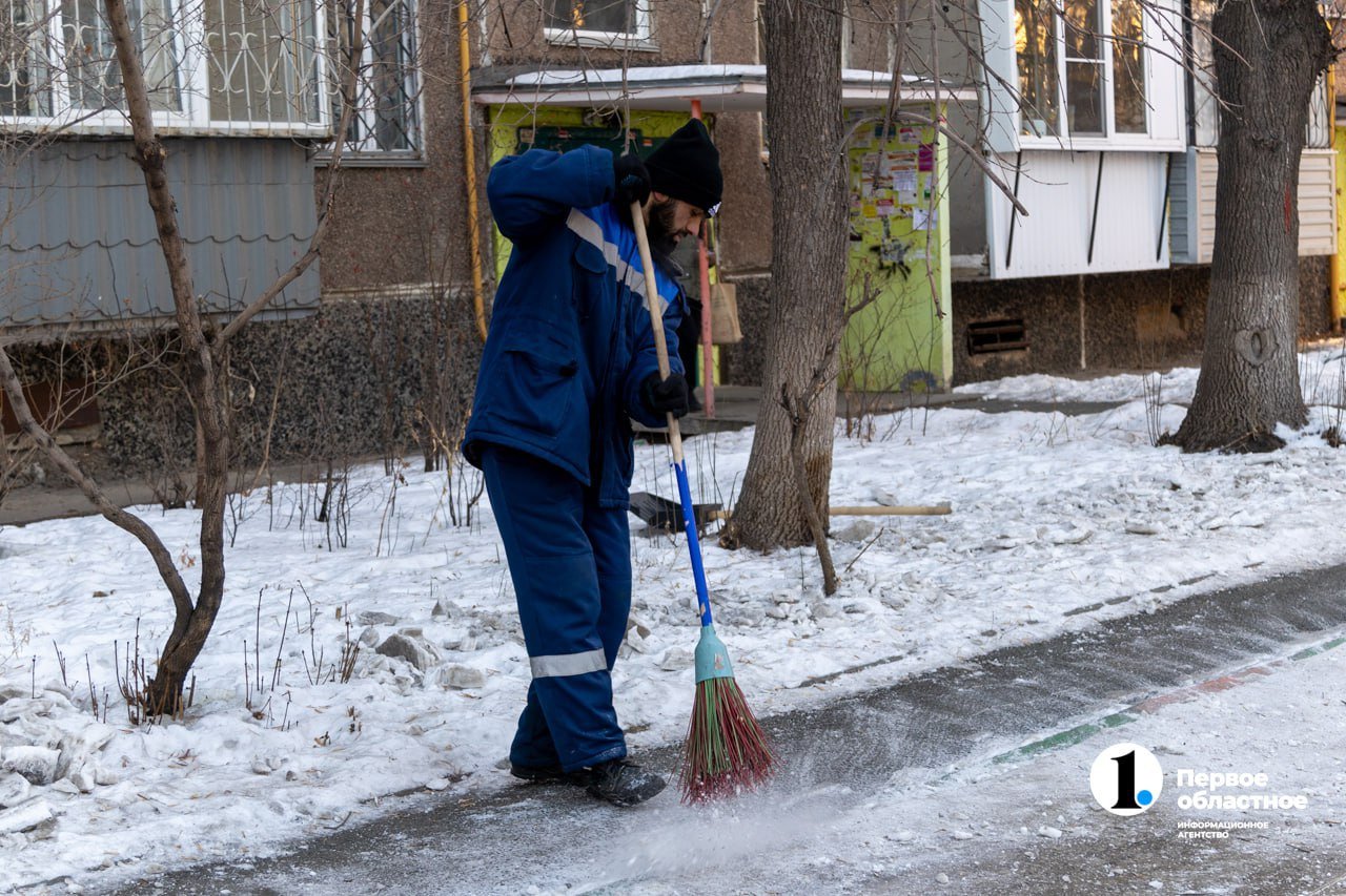 В Челябинске на неделю раньше начнется санитарная обработка  «Главная задача на межсезонье для глав районов — работать на профилактику. Убирайте мусор, привлекайте в полном объеме управляющие компании. Потому что из-за этого мусора засоряются ливневые канализации, отсюда возникают подтопления», - поручил Алексей Лошкин.   Санитарную обработку города начнут не с 1 апреля, а с 24 марта.    / Прислать новость