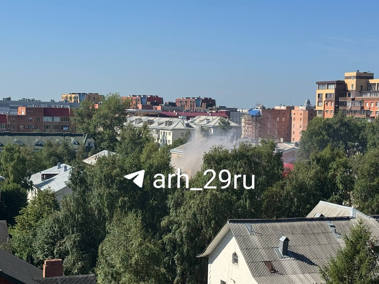 Фонтан воды на Чумбаровке поднялся выше деревьев, по словам очевидцев Кроме того, очевидец сообщил , что камнями брусчатки повредило машины, припаркованные позади «Генацвале». С крыши ресторана до сих пор капает вода. Стекла не повреждены. Огромный прорыв случился из-за гидравлических испытаний на теплотрассе, как рассказал один из рабочих. Диаметр ямы — примерно 3 метра. Подписаться