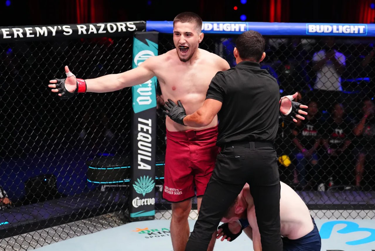 Оба российских бойца победили, но контракт с UFC получил только один!    На первом Претендентском турнире Даны Уайта в 2025 году дрались Юрий Панферов и Байсанг Сусуркаев. Юрий выступал на Контендере уже во второй раз, в прошлый он уступил Торрезу Финни, в этот раз одержал победу решением, но контракт с UFC не получил.   А вот выпускник системы ACA Young Eagles, Байсангур Сусуркаев оформил жесткий нокаут по корпусу, получил контракт с UFC и слова, что “спас вечер” для Даны Уайта, ведь абсолютно все остальные бои дошли до решения.   Байсангуру 24 года, он выступает в среднем весе, следим за новым проспектом в UFC!   Смотри прямой эфир телеканала UDAR по ссылке – taplink.cc/udar.tv