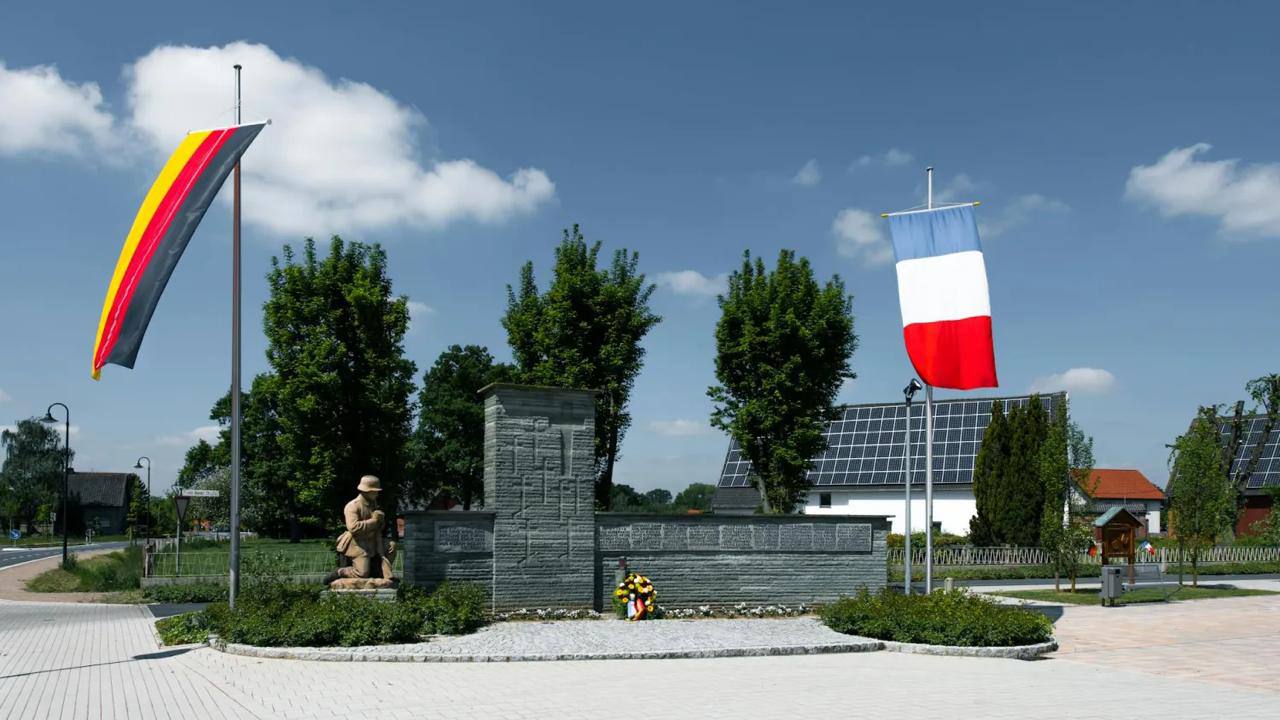 Во втором квартале 2025 года 54 всей электроэнергии в Евросоюзе было получено из возобновляемых источников Основной рост обеспечила солнечная генерация которая дала 122 317 ГВт ч и почти 20 всего энергобаланса В июне 2025 года солнечная энергетика впервые стала крупнейшим источником в ЕС обеспечив 22 потребностей против 21 6 у атомной 15 8 у ветровой 14 1 у гидро и 13 8 у газа Лидером стала Дания с 94 7 электроэнергии из ВИЭ а отстают Словакия Мальта и Чехия с долей ниже 23 Всего 15 стран увеличили долю зеленой генерации по сравнению с прошлым годом