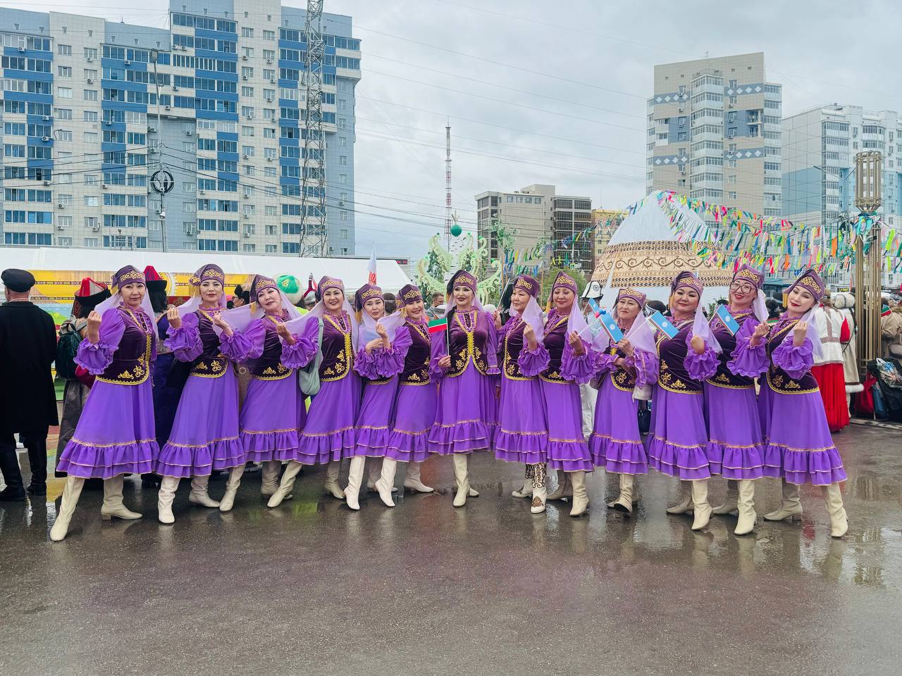 #Фотофакт: Глава Татарстана Рустам Минниханов посетил татарское подворье на Комсомольской площади в Якутске Рустам Минниханов осмотрел выставку народного искусства и ремесел. Он отметил важность сохранения культурного наследия. Напомним, торжественное открытие Федерального Сабантуя состоится сегодня, 14 июня, на Комсомольской площади в 12:00.