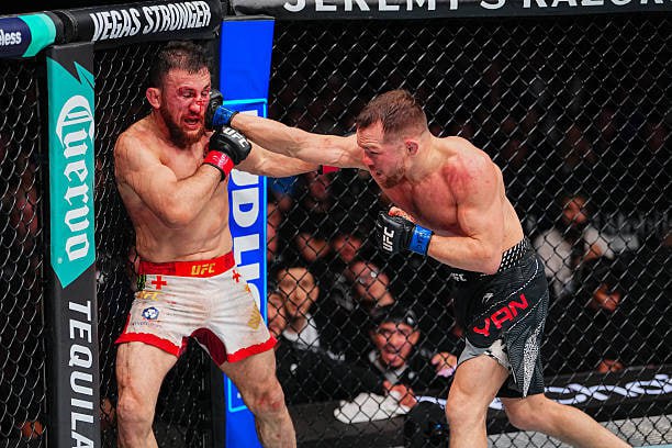 Петр Ян снова стал чемпионом UFC в легчайшем весе Ян одерживает победу единогласным решением судей тем самым взяв реванш у Мераба Это четвертая победа для нашего бойца и он прервал серию побед Двалишвили из четырнадцати поединков Ждем трилогию Подпишись на Meta MMA Meta MMA в MAX Наш канал в ВК