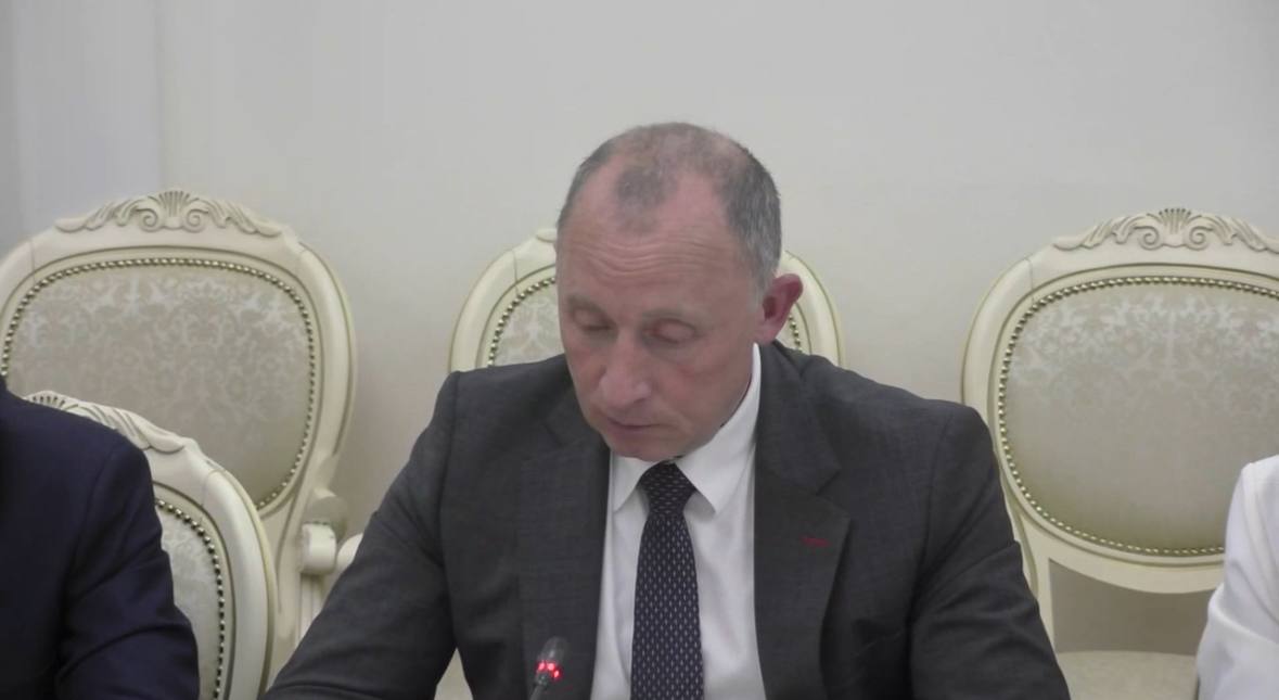 1 2 3 В Курской области восстанавливают дома, пострадавшие в ходе прилётов ВСУ В Курске в поврежденных квартирах заканчивается возведение перегородок, на 50% восстановлены инженерные сети. В ряде домов начался ремонт самих квартир и мест общего пользования, сообщил врио замгубернатора Владимир Базаров. Во Льгове в доме на Карла Либкнехта, 39 идёт восстановление стен, сейчас на 15% стены подняты. В Рыльске на Автозаводской закончено возведение стен, на 80% восстановлена кровля. На этой неделе приступят к ремонту и утеплению фасада. Кроме того, в двух поврежденных домах на улице Розы Люксембург контур закрыт на 100%. На этой неделе выдадут проектные решения по восстановлению стен и перегородок. Вести-Курск. Только проверенная информация Прислать новость