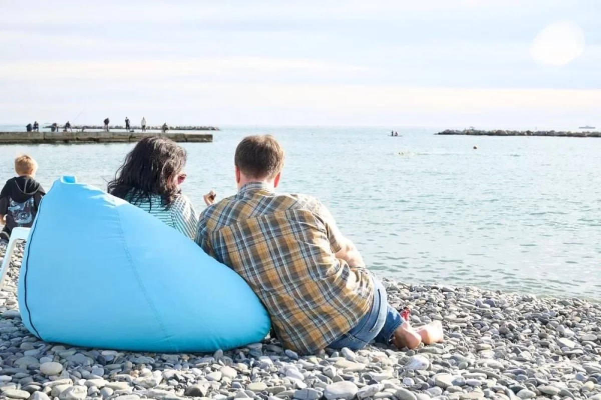 В Краснодарском крае открылось более 70 зимних пляжей Они расположены в Сочи Геленджике Новороссийске Темрюкском районе и Туапсинском муниципальном округе На набережных Сочи установлены точки с горячими напитками в Новороссийске на пляжах оборудовали шезлонги и качели а в Геленджике до конца года по всему побережью пройдут творческие концерты и семейные программы Как рассказал Вениамин Кондратьев работать они будут до марта Каждый город по своему наполняет эти пространства различными активностями Зимние пляжи позволяют гостям и жителям наслаждаться отдыхом у моря в любое время года получая новые впечатления и укрепляя здоровье А для нас сделать отдых в крае круглогодичным сказал губернатор Мы в Мах АиФ Краснодарский край в ТГ