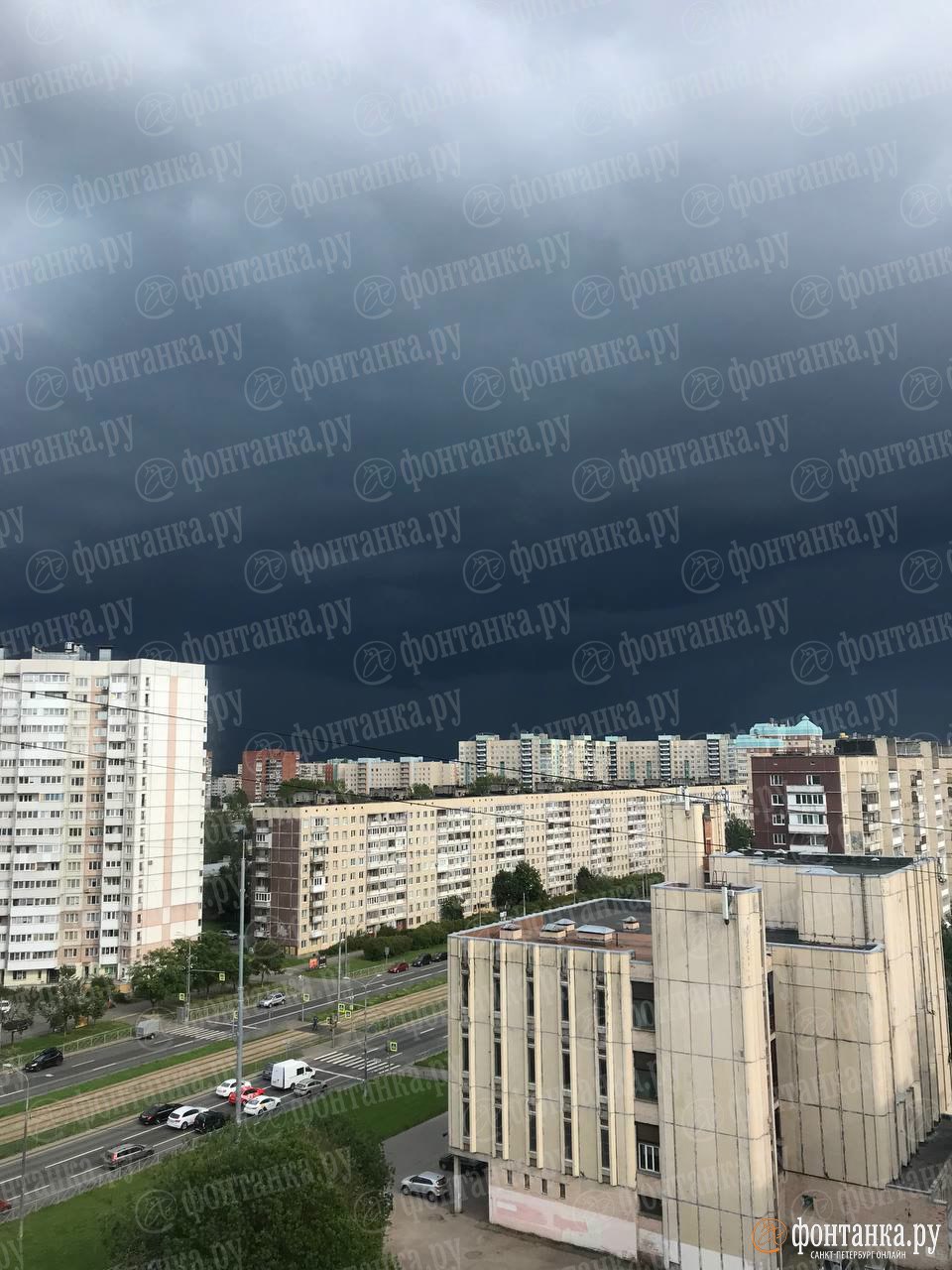 Гроза приближается. Судя по карте осадков, дождь уже начался на юге. А подтверждением этому — видео из Пушкина: там поднялся ветер и начало лить. На окраине города пока повисла черная туча. В центре пока грозу только видно. Но она придет в течении получаса