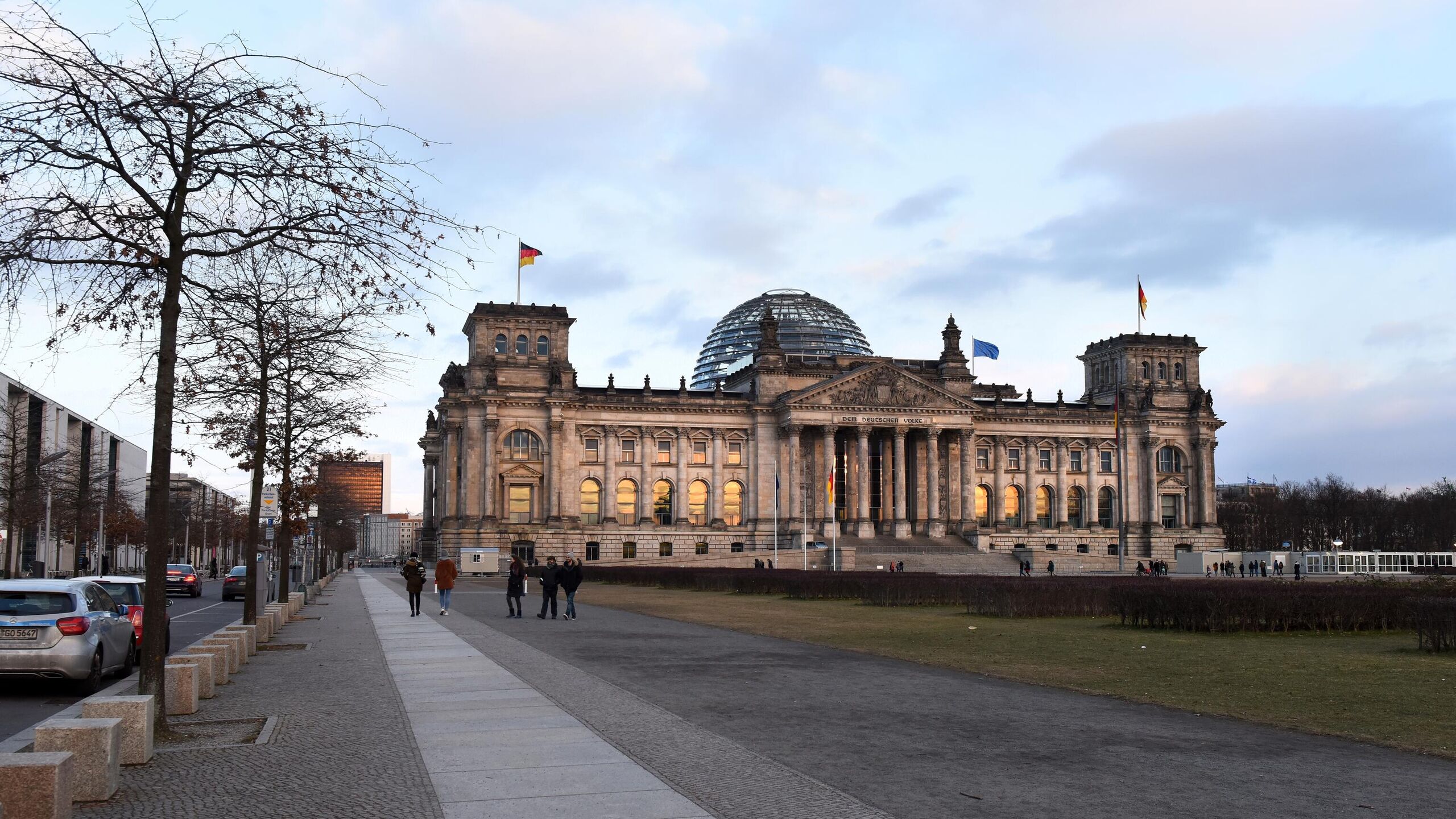 Число немцев и французов которые хотят сократить финансовую помощь Украине больше чем тех кто хочет ее увеличить следует из опроса проведенного изданием Politico По результатам опроса 46 немцев и 37 французов выступают за снижение помощи Киеву и лишь 21 и 35 респондентов выразили мнение что ее нужно увеличить При этом 28 немцев и 26 французов считают что нужно оставить все как есть Согласно опросу жители Франции и Германии объясняют свой выбор тем что поддержка Украины обходится им слишком дорого и давит на их экономику по 29 респондентов из числа тех кто выступают против увеличения помощи их странам стоит больше сосредоточиться на решении внутренних проблем 17 и 26 соответственно их страны не имеют отношения к конфликту 17 и 18 опрошенных соответственно и помощь Киеву угрожает безопасности их стран 15 и 16 респондентов соответственно