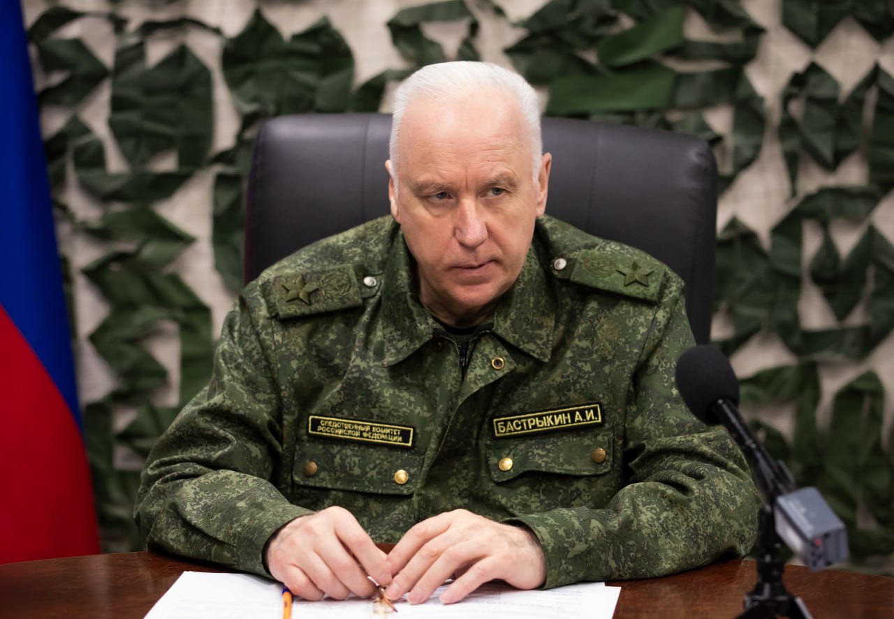 С момента образования Следственного комитета РФ в ведомстве всегда было особое отношение к криминалистической службе В преддверии ее дня рождения глава СК Александр Бастрыкин рассказал Российской газете как продвигаются расследования самых резонансных уголовных дел и почему для успешного расследования так важна фигура криминалиста В частности глава СК рассказал о расследовании уголовного дела об убийстве бывшего мэра Самары Виктора Тархова У фигурантов было в запасе несколько недель чтобы скрыть следы преступления Способ совершения убийства был неочевиден отрабатывались десятки версий и предположений Криминалисты несколько суток осматривали каждый сантиметр пятикомнатной квартиры потерпевших В ходе расследования уголовного дела было проведено более 40 комплексных физико химических криминалистических по материалам веществам и изделиям молекулярно генетических гистологических трасологических дактилоскопических и иных экспертиз рассказал Бастрыкин Результаты экспертиз позволили установить причастность к совершению убийства внучки потерпевших и иных лиц По версии следствия потерпевших сначала отравили а затем заморозили при помощи азота и расчленили части тела раскидали по мусорным контейнерам в Самаре Подробнее об этом деле а также о том как специалисты работают с цифровыми следами и как сейчас помогают в расследованиях технологии спутникового зондирования Земли читайте на сайте Подписаться на Российскую газету в Читать нас в MAX