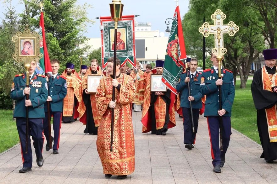Объявлены победители программы грантовой поддержки творческих проектов в сфере народного искусства в 2026 году22 Министерство культуры Российской Федерации завершило прием заявок от некоммерческих организаций на получение грантов в форме субсидий для реализации творческих проектов в сфере народного искусства в 2026 году Прием заявок осуществлялся в период с 23 апреля по 7 июня 2025 года Всего на конкурс поступило 197 проектов из 69 субъектов Российской Федерации что свидетельствует о высоком интересе к программе и широком географическом охвате Наибольшее количество заявок поступило от Белгородской области 9 проектов и Московской области 7 проектов По итогам конкурсного отбора для реализации в 2026 году было поддержано 16 проектов Они посвящены разнообразной тематике и нацелены на самую широкую аудиторию Каждый из отобранных проектов обладает значительной художественной ценностью и станет ярким культурным событием для жителей регионов Победителями стали Государственное бюджетное учреждение культуры Ставропольского края Государственный казачий ансамбль песни и танца Ставрополье проект Лекция концерт Милославные местечки на фольклоре гребенских казаков Бюджетное учреждение культуры Омской области Государственный центр народного творчества проект Всероссийский фестиваль конкурс фольклорных ансамблей Традиции Государственное бюджетное учреждение культуры Архангельской области Государственный академический Северный русский народный хор проект Приезжайте к нам на север Государственное бюджетное учреждение культуры Чеченская государственная филармония имени А Шахбулатова проект Вечер памяти приуроченный к 85 летию со дня рождения Народного артиста СССР композитора и исполнителя фольклорных песен Валида Дагаева Бюджетное учреждение Национальный ансамбль песни и танца Карелии Кантеле проект Песнь земле карельской создание и показ оригинальных музыкальных театрализованных программ на основе национальных эпических рунических шедевров и воспевание в поколениях единства этнической общности народов Республики Карелия Государственное автономное учреждение культуры Свердловской области Уральский центр народного искусства имени Е П Родыгина концертный проект Уральского государственного академического русского народного хора Берегите Россию Краевое автономное учреждение Государственный молодежный ансамбль песни и танца Алтай им А Ф Березикова проект Музыкальный спектакль Петрушка Государственное автономное учреждение культуры Новосибирской области Новосибирская государственная филармония проект Фестиваль оркестров и ансамблей народных инструментов Струны Сибири Автономное учреждение культуры Удмуртской Республики Удмуртский государственный театр фольклорной песни и танца Айкай проект Национальная музыкальная гостиная Шудэн шудон Игра в счастье Краевое государственное автономное учреждение культуры Краевое научно образовательное творческое объединение культуры проект Межрегиональный фестиваль коренных малочисленных народов России ЭТНОФЕСТ Земля черного дракона Государственное автономное учреждение культуры Республики Хакасия Хакасская республиканская филармония имени В Г Чаптыкова проект Музыкально хореографическая программа Чир Ине Покровительница земли Государственное областное автономное учреждение культуры Мурманский областной дворец культуры и народного творчества им С М Кирова проект Лазори у студёного моря театрализованное представление на основе традиционной культуры поморов Терского берега Белого моря Государственное учреждение культуры Тульской области Объединение центров развития культуры проект Этнофестиваль экспедиция Троицкий каравай Областное государственное автономное учреждение культуры Томская областная государственная филармония проект Опера сказка Теремок Автономная некоммерческая организация Центр духовно нравственной и культурно исторической преемственности поколений