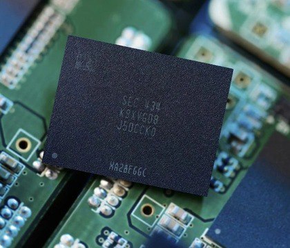 Глобальный кризис памяти добрался до телевизоров и бытовой техники Samsung Мировой дефицит микросхем памяти в основном ассоциируется с рынками ПК смартфонов и видеокарт Однако теперь он начинает затрагивать гораздо более широкий спектр потребительской электроники По словам содиректора и главы полупроводникового подразделения Samsung Тэ Мун Ро от последствий кризиса не застрахована ни одна компания