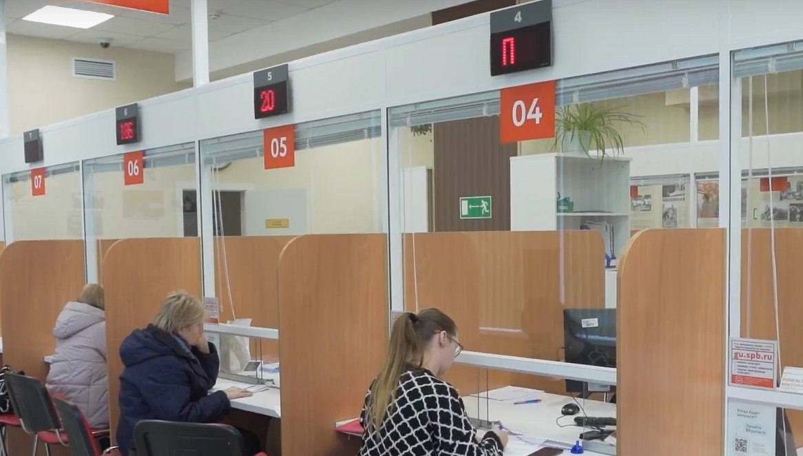 В Петербурге обновили парк мобильных офисов госуслуг. Передвижной МФЦ – это современный микроавтобус, который заменит офис на колесах, работающий в Северной столице с 2011 года. Мобильные офисы оказания государственных услуг выезжают к петербуржцам уже 14 лет. Они делают удобнее госуслуги в тех микрорайонах, где пока нет стационарного МФЦ. Передвижная точка изготовлена по спецзаказу для МФЦ Петербурга, при ее производстве учтен накопленный опыт. График работы всех мобильных МФЦ размещен на портале госуслуг Санкт-Петербурга в разделе «Офисы МФЦ». На прием необходимо предварительно записаться: через чат-бот в социальных сетях МФЦ ВКонтакте и Телеграм, на Портале госуслуг Санкт-Петербурга, в приложении «Госуслуги СПб» необходимо иметь подтвержденную учетную запись в ЕСИА ; по телефону 576-05-81; по единому многоканальному телефону: 122. Фото: скриншот с видео/Город+