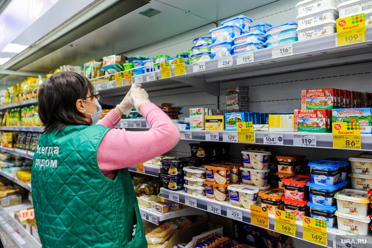 Аналитики раскрыли, какие продукты в ЯНАО подорожали больше всего  С конца прошлого года по данным Тюменьстата в округе подскочили цены на сливочное масло, сахар, хлеб, а также рыбу и морепродукты. В среднем рост составил от 6,4% до 10,7%.   Цены на молоко и молочную продукцию увеличились на 6,2%, сыр вырос в цене на 5,9%, кондитерские изделия - на 5,2%, крупа и бобовые - на 3,0%, а мясо и птица - на 1,8%. Падение цен в округе наблюдалось более всего на яйца куриные. С конца прошлого года их стоимость снизилась на 18,2%.  Подписаться   Прислать новость