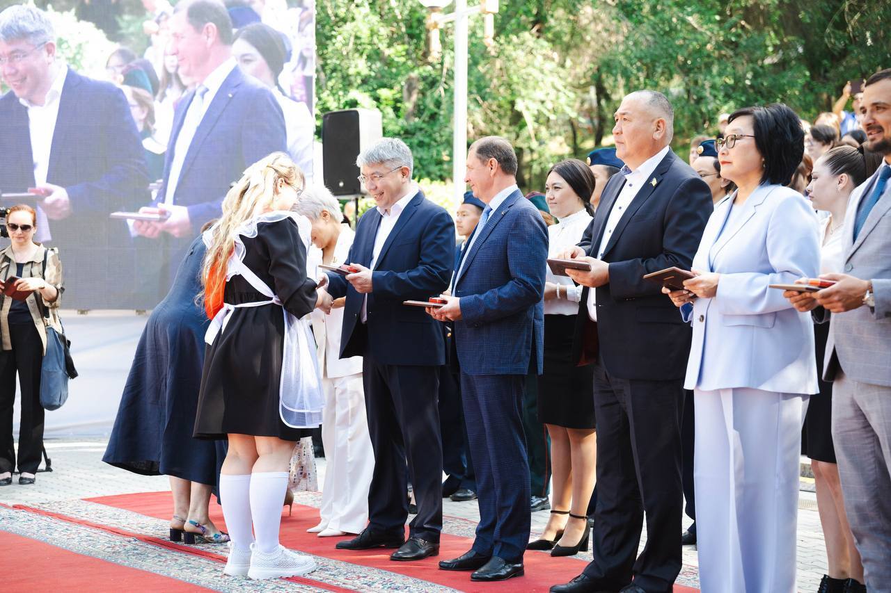 Сегодня в Улан-Удэ 223 золотых и 172 серебряных медалиста получили заслуженные награды. В числе медалистов - 11 выпускников, получивших 100 баллов по ЕГЭ по одному предмету, среди них четверо — выпускники гимназии №14, трое из физико-математической школы №56, а также по одному выпускнику школ №35, 49, 32 и 59. Глафира Зайцева, выпускница физико-математической школы №56, набрала по 100 баллов сразу по двум предметам — русскому языку и химии. — Дорогие выпускники, уважаемые педагоги, родители, я от всего сердца поздравляю вас с медалями. Сегодня вы получаете заслуженные награды. Путь у вас был непростой, но с первых дней с вами были родители, учителя, которые раскрывали ваш талант, помогали вам, поддерживали, самое главное, верили в вас. 11 лет вы учились, а сегодня школьный марафон закончен. За эти годы вы не просто учились, вы трудились, работали, показывали свой характер, целеустремлённость, желание добиться цели. Желаю всем вам успехов и счастья! — поздравил медалистов мэр Улан-Удэ Игорь Шутенков.