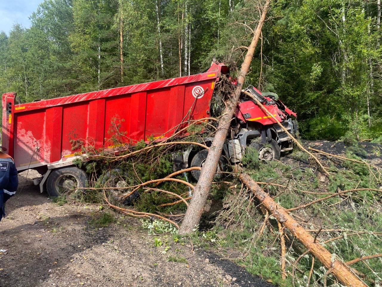 Водитель самосвала погиб на трассе под Дивногорском По предварительным данным, грузовик MAN ехал в сторону Балахты, водитель не справился с управлением, большегруз съехал в кювет, сообщают в краевом МВД. Водитель самосвала погиб до приезда скорой, на месте работают полицейские и устанавливают обстоятельства случившегося. Фото: