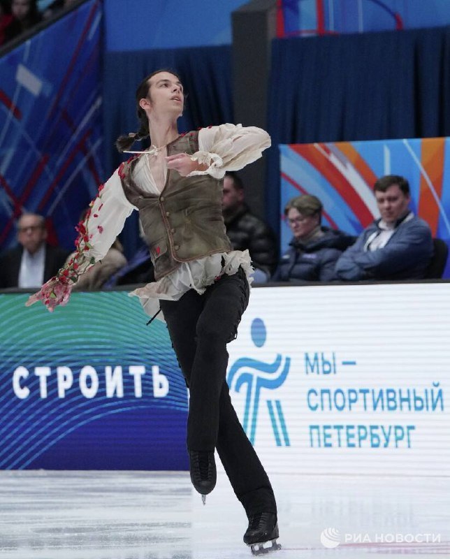 Гуменник лидирует после короткой программы на чемпионате России Петр получил за свое выступление в пятницу 103 77 балла Вторым стал Евгений Семененко 100 99 третьим Андрей Мозалев 97 16 Действующий чемпион России Владислав Дикиджи показал девятый результат набрав 86 90 балла Подписывайтесь на РИА Новости Спорт в MAX