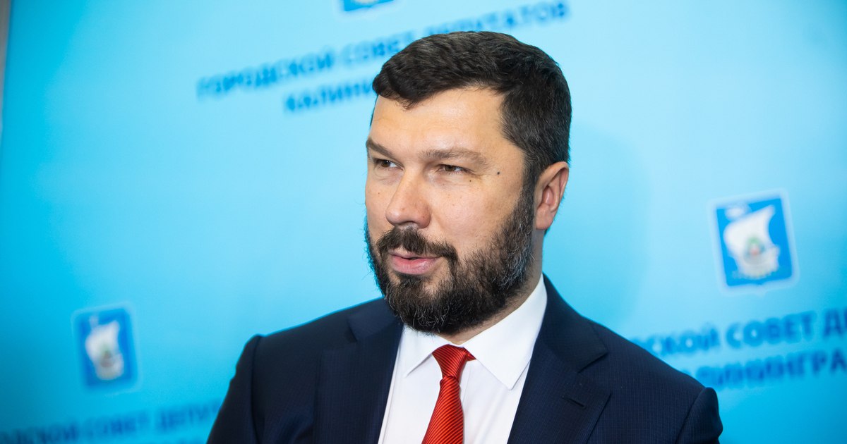 Скончался экс глава Калининграда Евгений Любивый Тело 51 летнего мужчины обнаружили в охотничьем укрытии По предварительным данным рядом находилась работающая газовая горелка Предполагается что причиной смерти стало отравление продуктами горения Окончательные выводы сделают после проверки Чем запомнился экс глава Калининграда Евгений Любивый Евгений Любивый врач доктор медицинских наук приехал в Калининград в 2017 году из Москвы где работал заместителем главврача научного Центра хирургии С 2017 года он возглавлял Городскую клиническую больницу скорой медицинской помощи БСМП а с 2018 стал главным внештатным хирургом Министерства здравоохранения региона В 2021 году был избран главой Калининграда а до этого был депутатом горсовета по округу 13 На посту депутат запомнился резкой критикой коллег за прогулы и использованием врачебных метафор в обсуждении городских проблем Он проработал главой города чуть более полутора лет В отставку ушёл в марте 2023 года объяснив это желанием вернуться в медицину где по его мнению мог принести больше пользы В 2024 году Любивого уволили из БСМП после инцидента на Куршской косе Его задержали в автомобиле где по данным правоохранительных органов находились оружие и гильзы Сам он нарушения отрицал называл увольнение необоснованным и пытался оспорить его в суде однако добиться восстановления на работе не смог