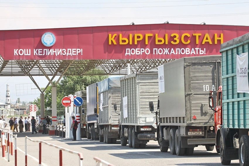 Новые изменения в таможенном регулировании Кыргызстана: что важно знать Постановление кабмина внесло поправки в несколько нормативных актов, регулирующих порядок оформления грузов, взимания таможенных платежей и контроля за движением товаров. Одним из ключевых новшеств стало расширение использования электронной системы «Смарт Таможня», которая теперь охватывает больше процессов, связанных с таможенным оформлением. Это позволит значительно сократить время прохождения грузов через таможню и уменьшить количество бумажной работы. Кроме того, обновленные правила внесли изменения в порядок освобождения товаров от уплаты сборов при размещении их в свободной таможенной зоне. Также усилен контроль за оформлением деклараций, особенно в случаях с товарами, которые были изъяты, конфискованы или обращены в доход государства. Новые нормы регулируют и порядок расчета таможенных платежей, включая специальные пошлины, антидемпинговые и компенсационные сборы. Размер платежей теперь напрямую зависит от таможенной стоимости товаров и используемых процедур. Эксперты отмечают, что изменения направлены на создание более прозрачной и эффективной системы таможенного регулирования, что, в свою очередь, должно снизить коррупционные риски и облегчить работу бизнеса. В целом обновления в законодательстве делают таможенные процедуры более понятными и удобными для всех участников внешнеэкономической деятельности, способствуя развитию торговли и экономического роста страны.