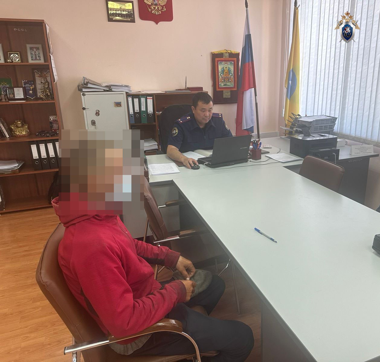 В Лаганском районе местный житель подозревается в покушении на убийство родственника В Черноземельский межрайонный следственный отдел следственного управления Следственного комитета Российской Федерации по Республике Калмыкия из органов полиции поступил материал проверки по факту причинения телесных повреждений местному жителю. Следственными органами СК России по Республике Калмыкия по данному факту возбуждено уголовное дело в отношении 25-летнего мужчины, подозреваемого в совершении преступления, предусмотренного ч. 3 ст. 30 ч. 1 ст. 105 УК РФ покушение на убийство . По версии следствия, в ночное время 10 мая 2025 года в ходе конфликта, возникшего между двумя мужчинами на территории животноводческой стоянки в Лаганском районе, один из них, действуя умышленно, произвел выстрел из двуствольного ружья в другого, причинив последнему телесные повреждения. Довести до конца свой преступный умысел, направленный на убийство, злоумышленник не смог, так как потерпевшему своевременно была оказана помощь. В настоящее время следователем допрошены участники конфликта и свидетели, назначены судебные экспертизы. По ходатайству следователя подозреваемому судом избрана мера пресечения в виде заключения под стражу. Следователем продолжается проведение комплекса следственных действий, направленных на установление всех обстоятельств совершенного преступления, точного мотива содеянного, сбора и закрепление доказательственной базы. «ВКонтакте» vk.com/suskrk и в мессенджере «Телеграм» .
