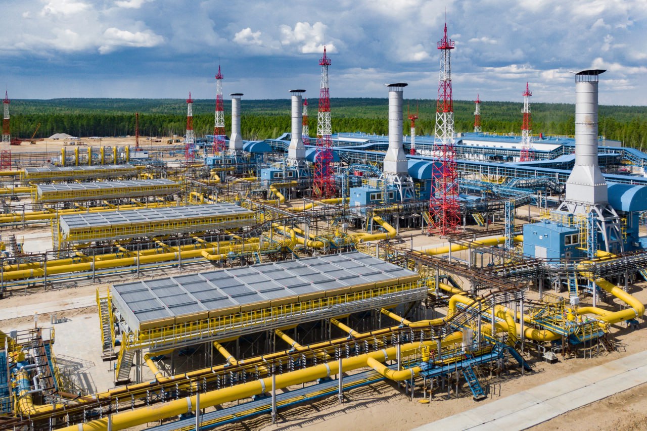 На газопроводе Сила Сибири успешно выполнены планово профилактические работы Они проводились с 18 по 26 сентября Транспортировка газа приостановленная на время профилактики сегодня возобновлена В соответствии с Договором купли продажи газа по восточному маршруту между Газпромом и китайской компанией CNPC профилактика оборудования и систем газопровода Сила Сибири осуществляется два раза в год весной и осенью Газпром в MAX