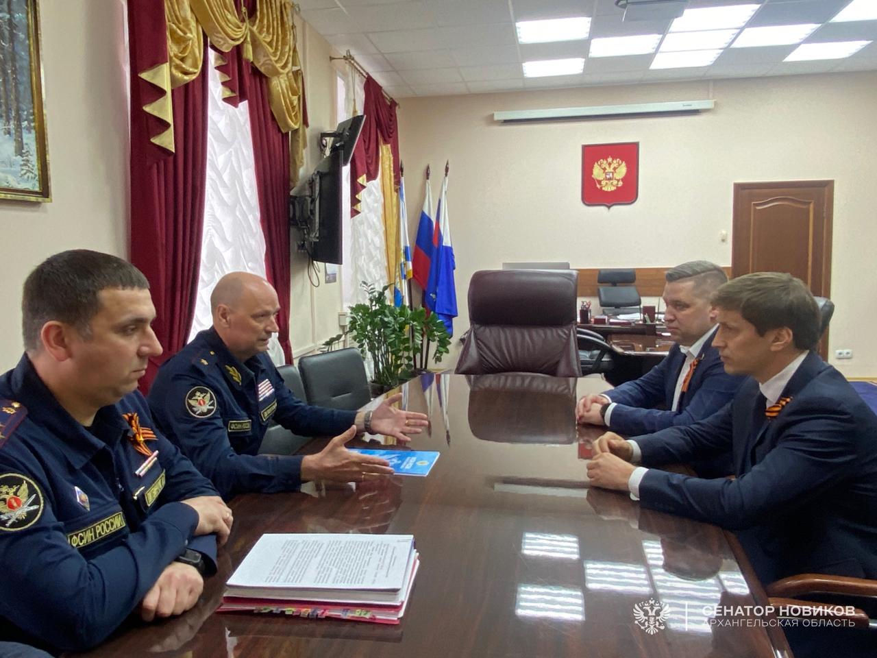 2 Вопросы трудовой занятости осужденных обсудили с начальником УФСИН России по Архангельской области Михаилом Девятовым Учреждения уголовно-исправительной системы вносят заметный вклад в формирование промышленного потенциала области. Объёмы поставок продукции для региональных нужд из года в год возрастают. Так, за прошедший период 2025 года с федеральными, региональными органами власти и муниципальными образованиями заключено 33 контракта на сумму порядка 33 млн рублей, при этом дополнительно трудоустроены более 80 осужденных. Тема находится на контроле Совета Федерации. В конце марта состоялось рабочее совещание при участии председателя Комитета СФ по экономической политике Андрея Кутепова, посвящённое теме взаимодействия органов госвласти в субъектах РФ в части привлечения осужденных к труду. Как отметил Михаил Девятов, Архангельская область традиционно находится в числе лидеров среди регионов нашей страны в вопросе трудоустройства заключенных. Большинство граждан за время отбытия наказания могут получить специальность, востребованную на рынке труда Архангельской области. Сегодня здесь делают всё возможное, чтобы после освобождения, человек нашёл применение на рынке труда Это не только возможность реализовать себя в нормальной жизни для бывших осужденных, но и значимый вклад в решение одной из наиболее острых для всех отраслей экономики проблемы — дефицита кадров. Учреждения уголовно-исполнительной системы активно реализуют программы среднего профессионального образования Участвуют в грантовых конкурсах, в том числе Фонда президентских грантов. На эти средства закупается оборудование для учебного процесса, проводятся ремонты в кабинетах и мастерских. Однако, этого недостаточно. В числе первоочередных задач — включение образовательных учреждений, подведомственных ФСИН, в региональные государственные программы, что способствовало бы обновлению и укреплению материально-технической базы С депутатом областного Собрания Дмитрием Семушиным договорились, что профильный комитет проведёт анализ существующих программ и внесёт предложения по возможным их дополнениям. Также запланировал в ближайшее время посещение ряда исправительных учреждений, чтобы лично познакомиться с производственной базой, выпускаемой продукцией и учебным процессом в образовательных учреждениях для дальнейшего поиска вариантов оказания содействия исправительным учреждениям УФСИН. Новости сенатора Новикова