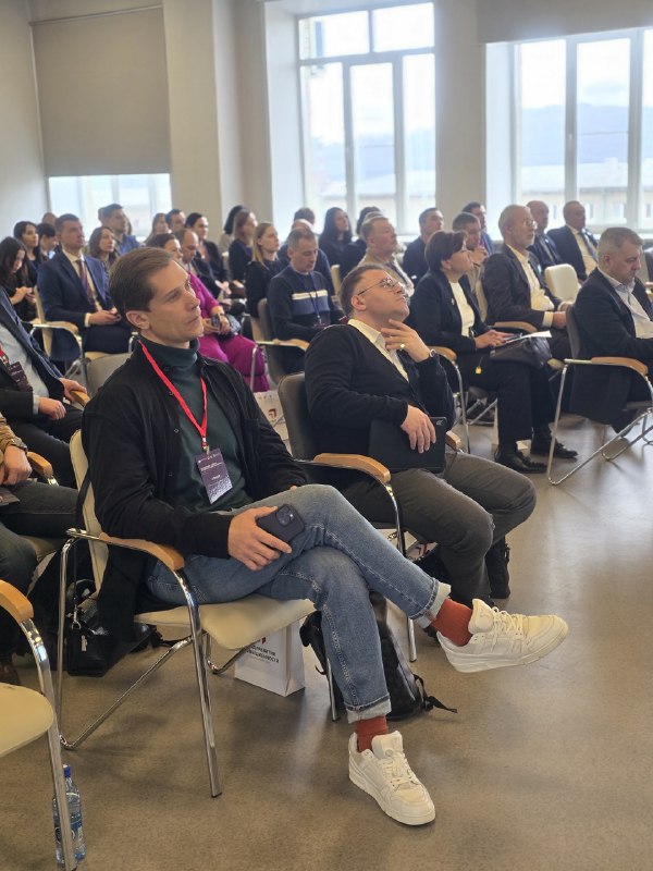 Высокие стартовые затраты отсутствие квалифицированного персонала и недостаточная готовность инфраструктур предприятий к новым технологиям ключевые проблемы с которыми сталкиваются предприятия внедряющие робототехнику На сессии Автоматизация и роботизация от снижения издержек к стратегическому развитию на VII федеральном форуме Производительность 360 производители и интеграторы роботизированных комплексов расскажут как избежать рисков неверного выбора технологии и добиться реального улучшения показателей эффективности Сегодня уже 134 компании заключили соглашения по вступлению в нацпроект Большинство заявок поступают из Москвы Московской Тверской Нижегородской областей Республики Татарстан Сессия по влиянию роботизации и искусственного интеллекта на повышение эффективности производства пройдут 6 ноября 2025 года в Москве на ВДНХ в павильоне 57 РОССИЯ МОЯ ИСТОРИЯ Организаторы форума Минэкономразвития России и Федеральный центр компетенций ФЦК