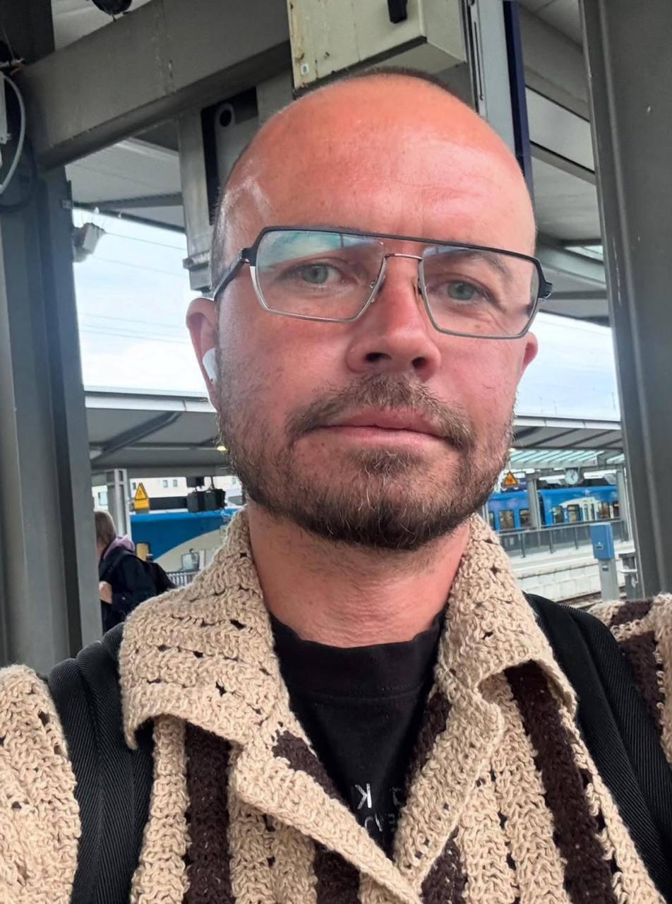 Уголовное дело об «оправдании терроризма» завели на уральского журналиста Дмитрия Фоминцева Наличие дела подтвердил адвокату следователь, рассказал сам Фоминцев проекту Astra. При этом журналист не понимает, за какие именно высказывания преследуется — его телеграм-канал «ИродЪ Уральский» удален с зимы, а медиа «ТочкаНьюс», в котором Дмитрий был главным редактором, закрылось еще в прошлом году. «Чем ближе крах империи — тем безумнее ее законы, сказал Марк Цицерон. Международные террористы талибы — нынче друзья России, а журналисты резко стали террористами», — прокомментировал Дмитрий Фоминцев. Он покинул Россию в 2024 году после обысков, проведенных в рамках дела об оскорблении чувств верующих. Поводом для возбуждения дела стали посты в его старом телеграм-канале. Также Дмитрия накануне внесли в список «экстремистов и террористов» Росфинмониторинга.
