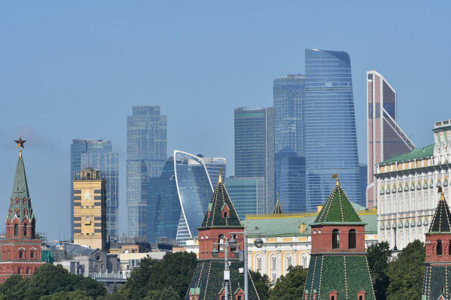 В Москва сити растёт вакансия торговых площадей К концу 2025 года доля пустующих торговых помещений в деловом центре Москва сити может достичь 10 подсчитали в NF Group Для сравнения в декабре 2023 го она составляла 5 а в июле 2025 го уже 6 8 около 3 5 тыс кв м Рост вакансии эксперты объясняют одновременным вводом новых площадей и закрытием старых объектов В башне Moscow Towers под ритейл отведено почти 25 тыс кв м они поступят на рынок к концу следующего года Одновременно закрытие ТЦ Багратион снизило трафик в Башне 2000 которая и без того страдает от устаревшего формата На ситуацию влияет и структура предложения в комплексе слишком много кофеен банковских отделений и фудкортов но мало уникальных концепций Добавляют давления и арендные ставки на уровне 50 130 тыс руб за кв м в год По словам аналитиков слабые игроки уходят а новые арендаторы с осторожностью смотрят на открытие точек в условиях высокой ключевой ставки Часть экспертов считает текущий уровень вакансии рабочим и прогнозирует заполнение площадей в течение года Другие ждут смягчения арендных условий без чего рост вакантности может продолжиться