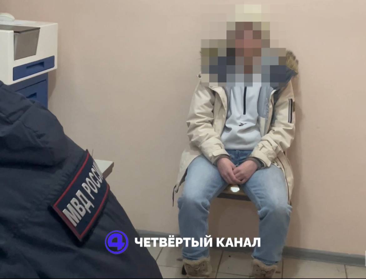 Полиция Екатеринбурга поймала девушку с наркотиками в лесопарке  В выходные, патрулируя лесопарк Эльмаш в Екатеринбурге, полицейские 5 роты ППСП засекли подозрительный свет фонарика. Подошли поближе и обнаружили нервничающую девушку. После проверки документов и вопросов о запрещённых веществах, она призналась, что в рюкзаке у неё сверток с неизвестным содержимым. Её сразу отвезли в отделение для досмотра.  В отделении полиции из рюкзака изъяли пакет, который отправили на экспертизу. Оказалось, там был синтетический наркотик N-метилэфедрон, 75 закладок весом около 80 граммов. В телефоне девушки нашли фото и координаты еще одной закладки, которую тоже изъяли. Возбудили уголовное дело.