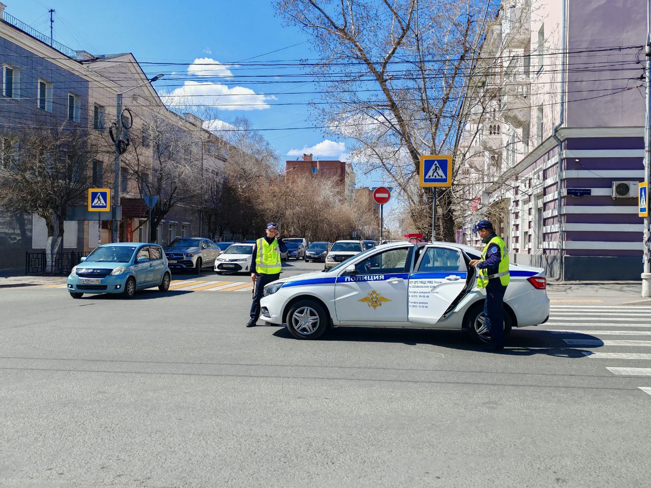 Участок по улице Бутина в Чите перекроют сегодня на 45 минут для парада семей. ⏰Проехать будет нельзя с 19.15 до 20.00. При этом Соборный проезд, где будут строиться участники парада, закроют с 15.00 до 20.00. Полную программу праздника смотрите здесь. Фото Юлии Скорняковой Минкультуры Забайкалья